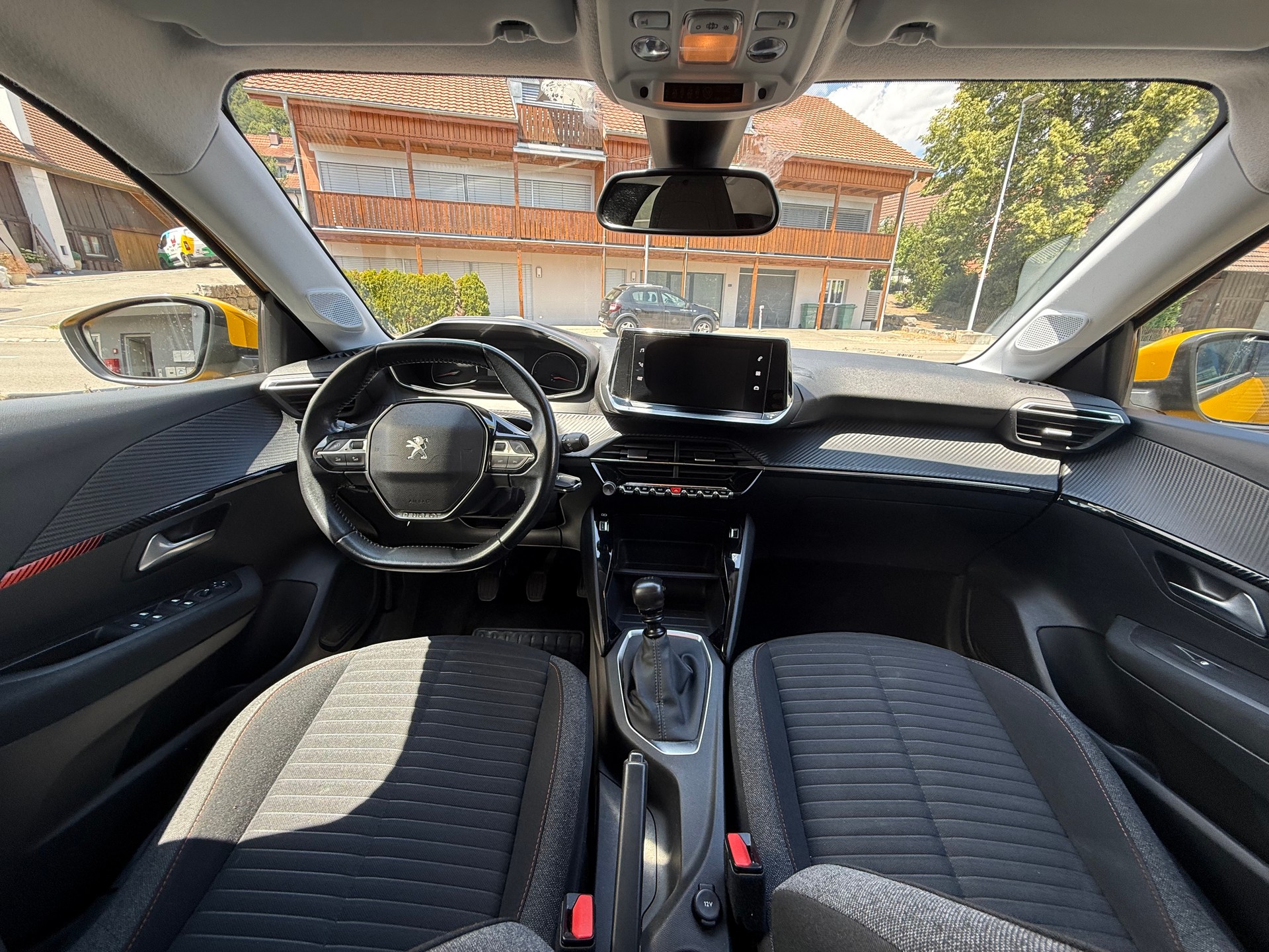 PEUGEOT 208 1.2 PureTech Allure-image-10