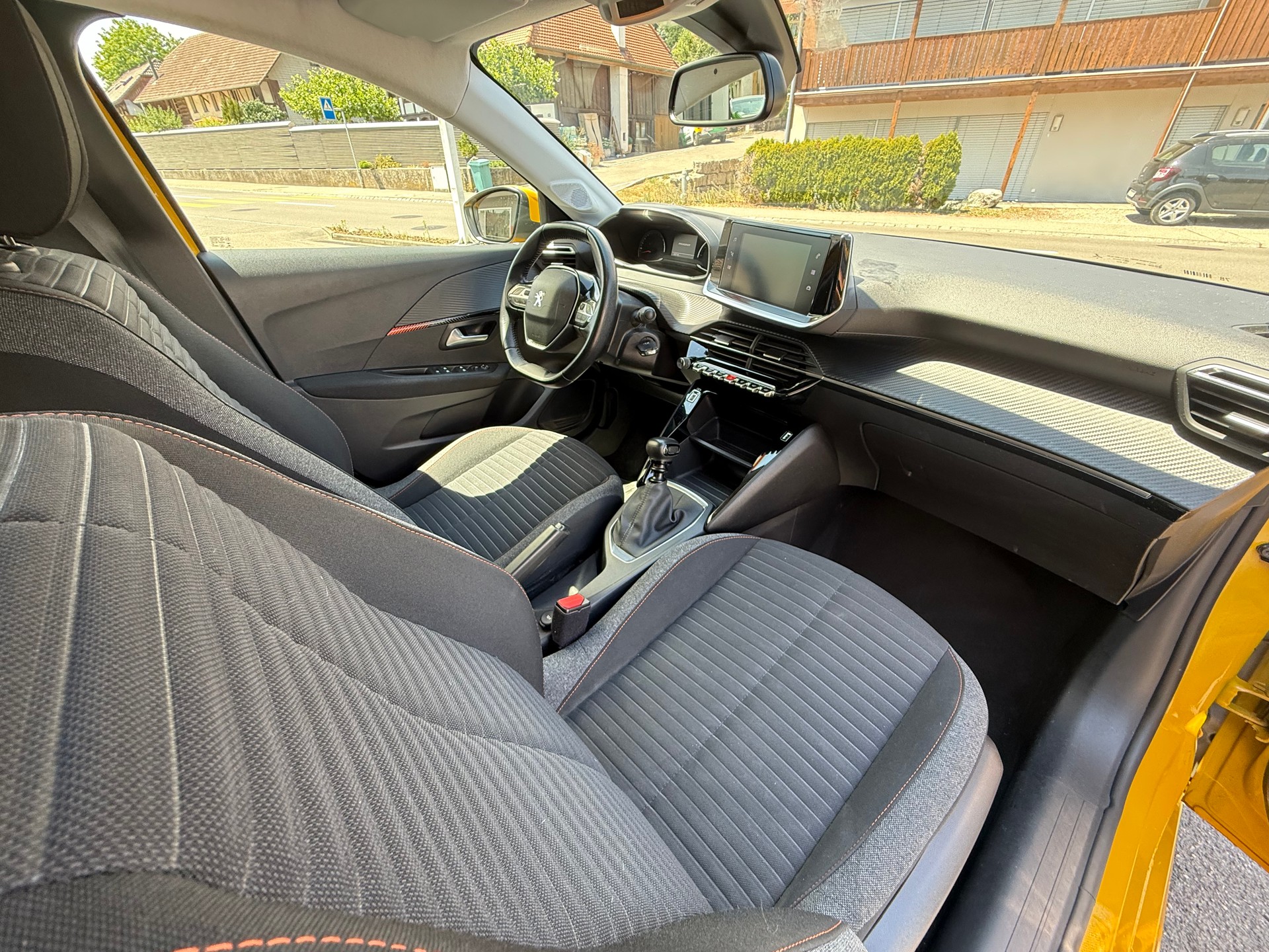 PEUGEOT 208 1.2 PureTech Allure-image-13