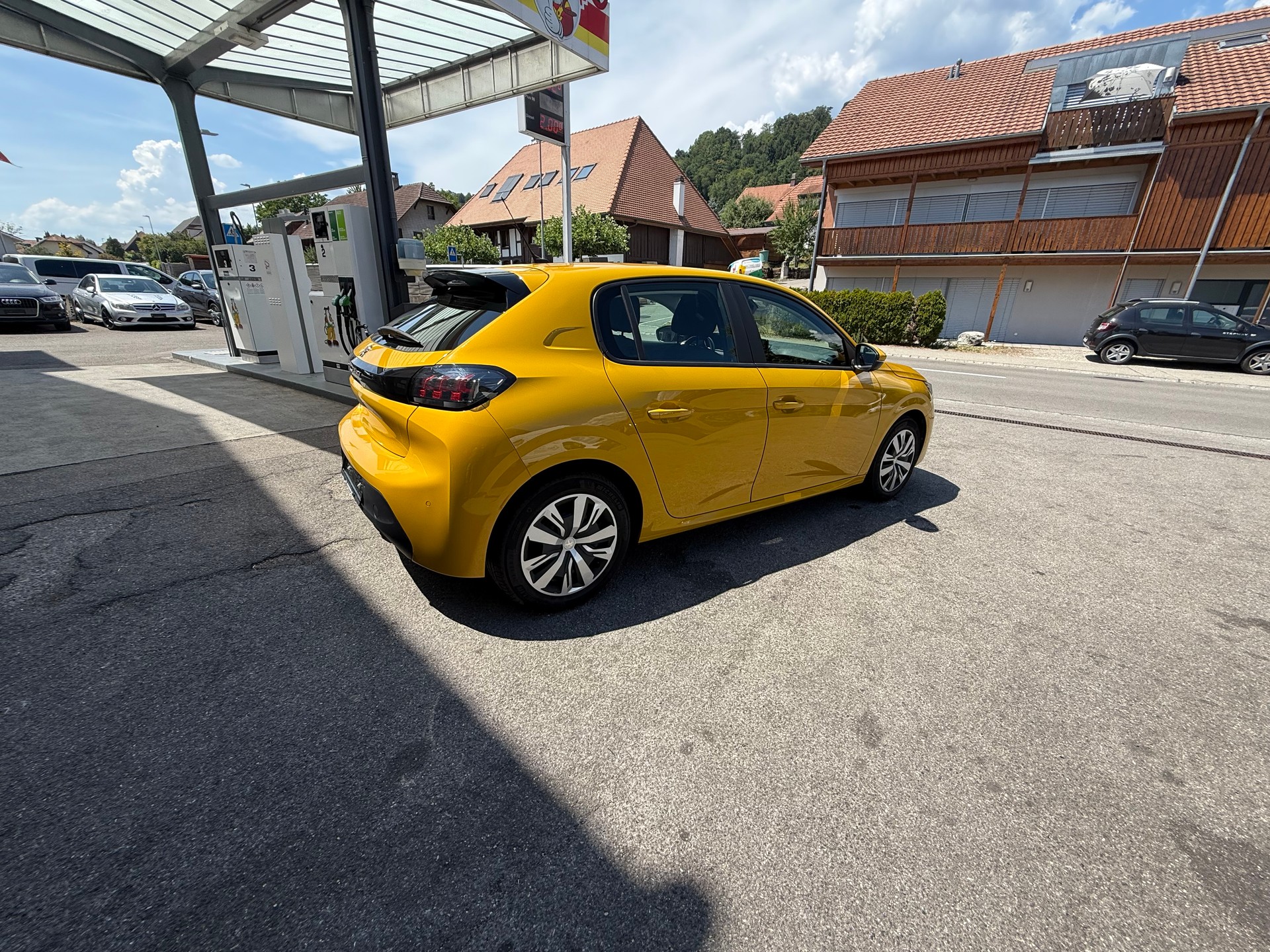 PEUGEOT 208 1.2 PureTech Allure-image-3