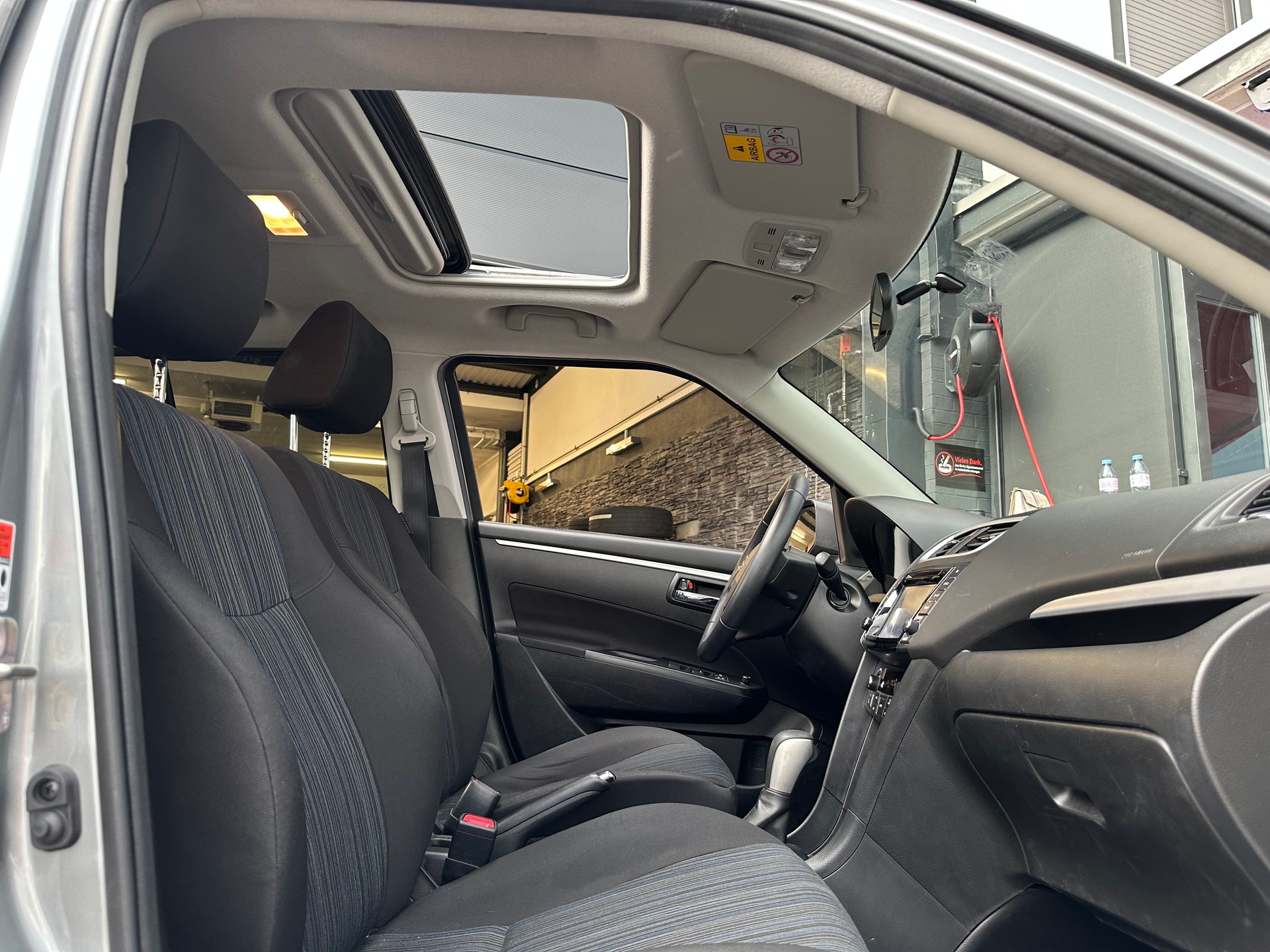 SUZUKI Swift 1.2i 16V Compact Top Automatic-image-13