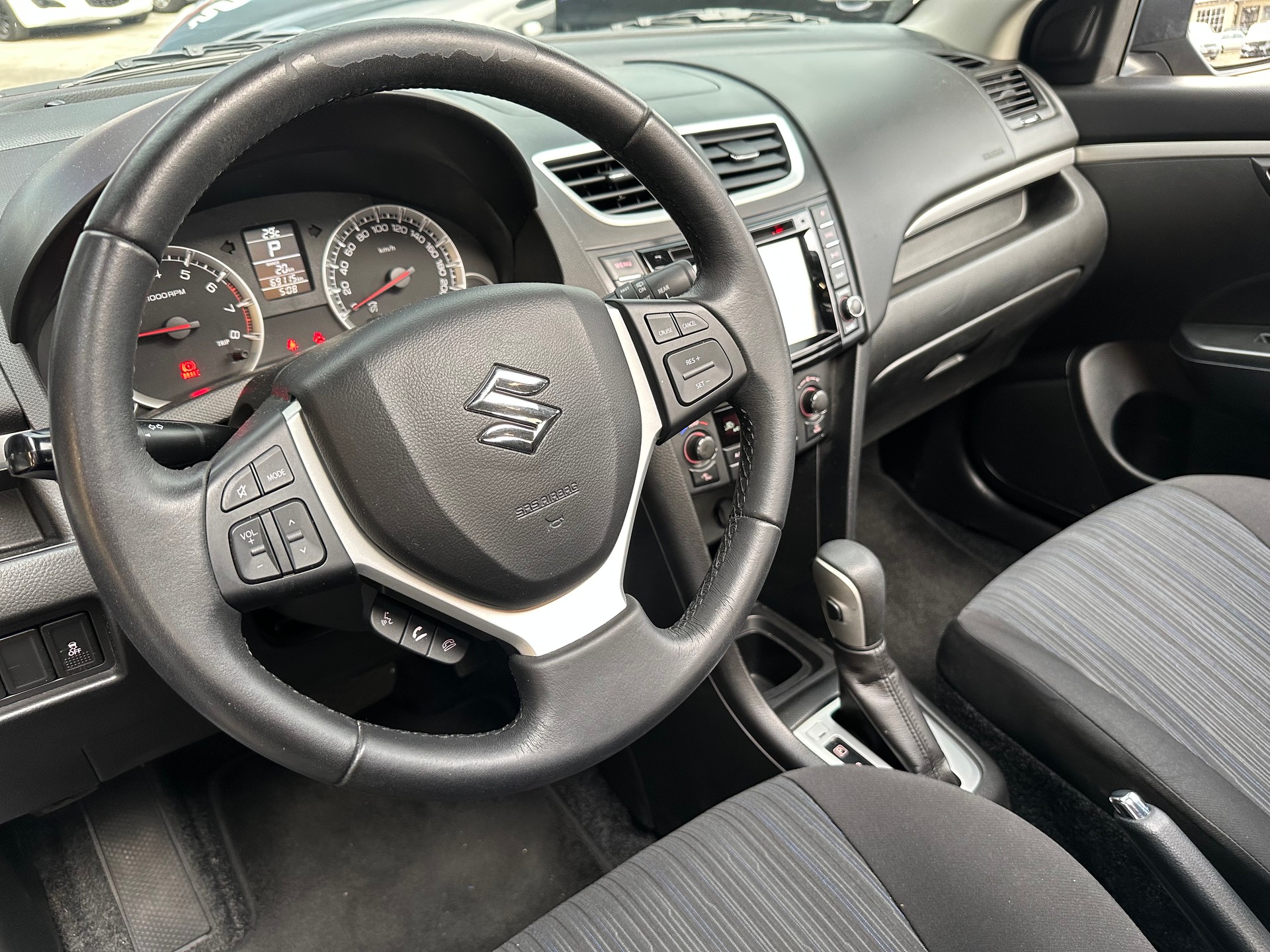 SUZUKI Swift 1.2i 16V Compact Top Automatic-image-18