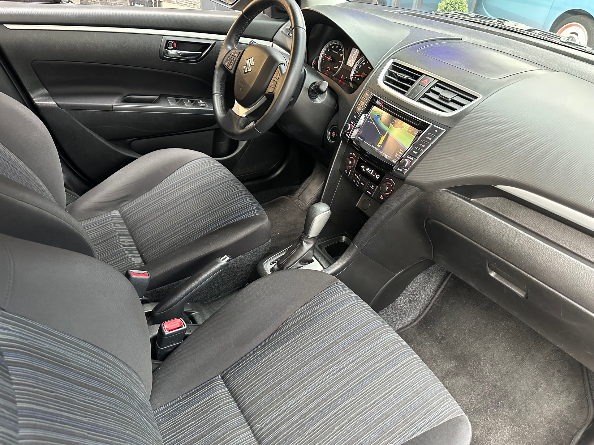 SUZUKI Swift 1.2i 16V Compact Top Automatic-image-9