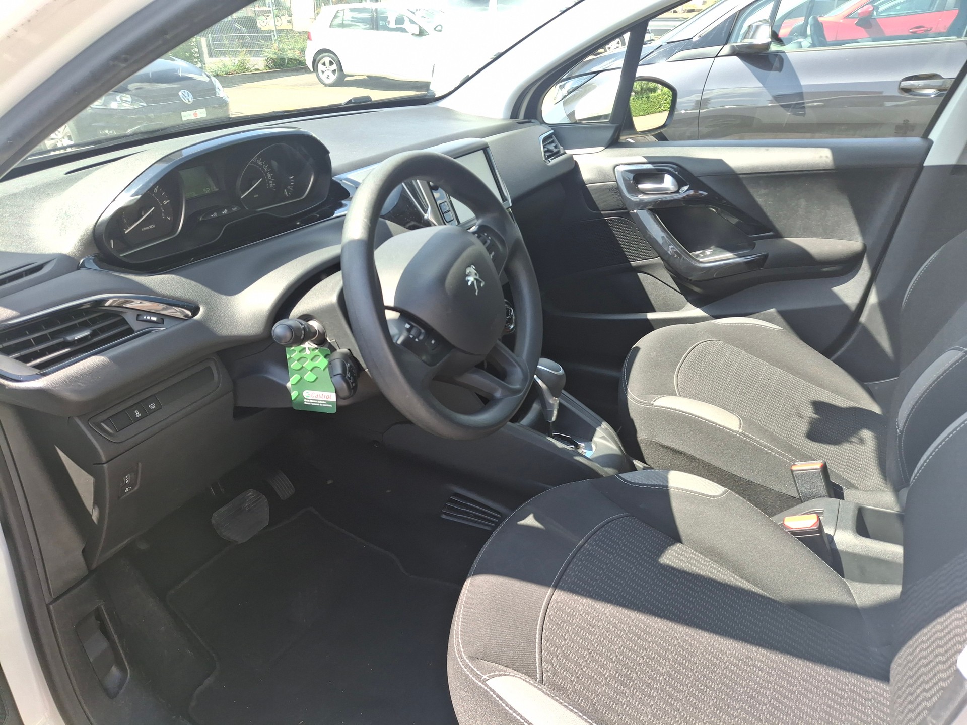 PEUGEOT 208 1.2 PureTech Style EAT6-image-13