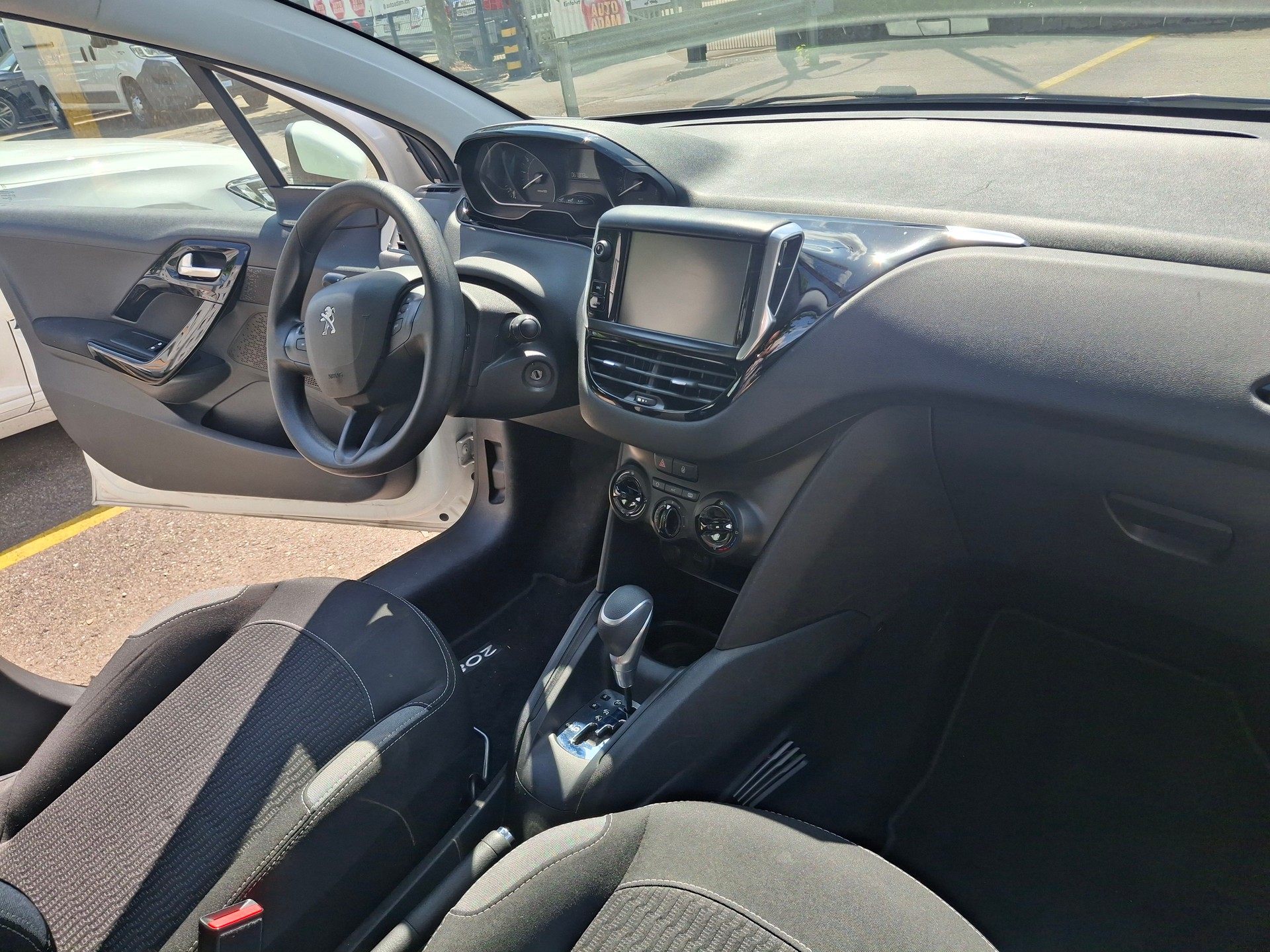 PEUGEOT 208 1.2 PureTech Style EAT6-image-7