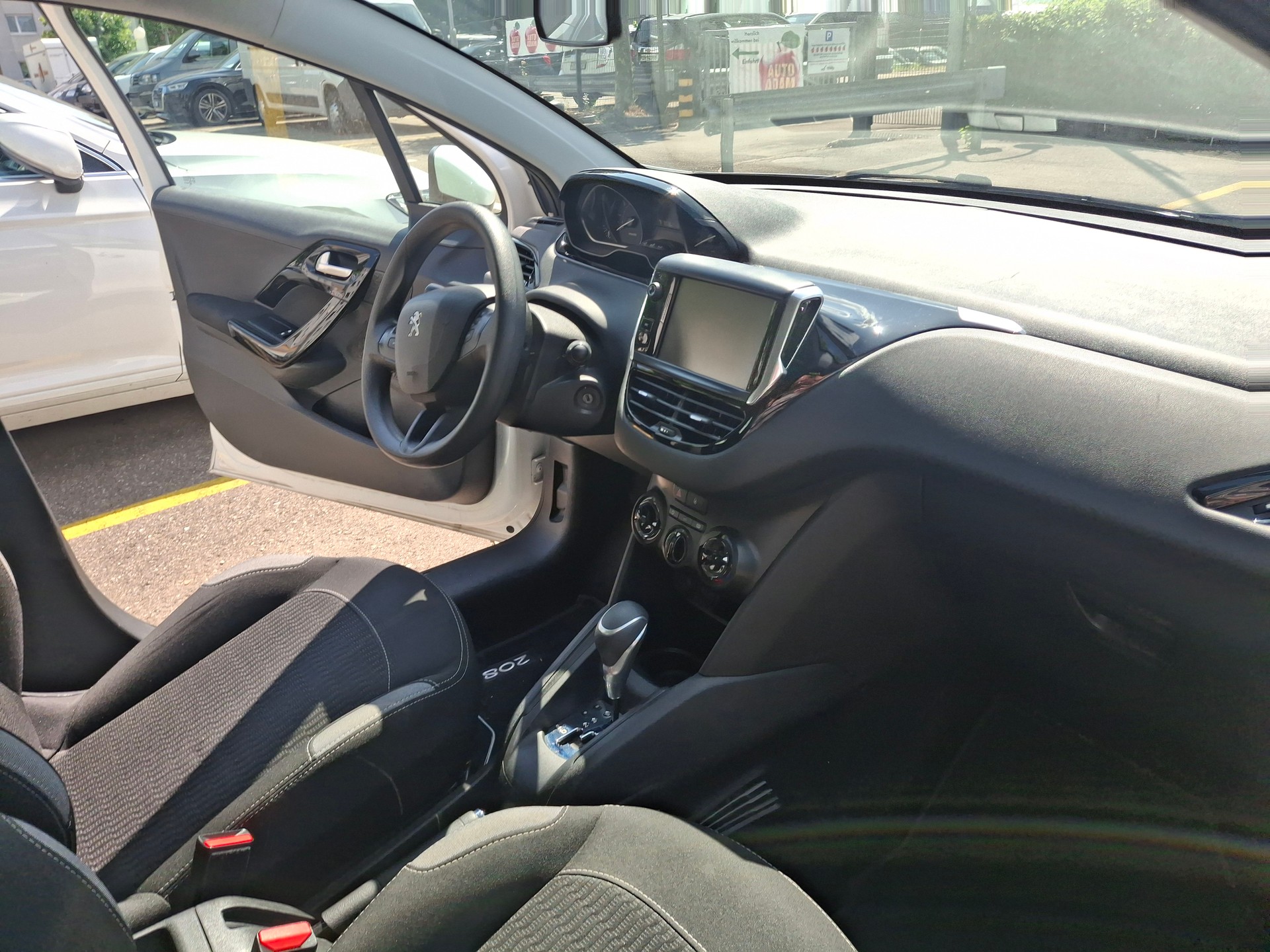 PEUGEOT 208 1.2 PureTech Style EAT6-image-10