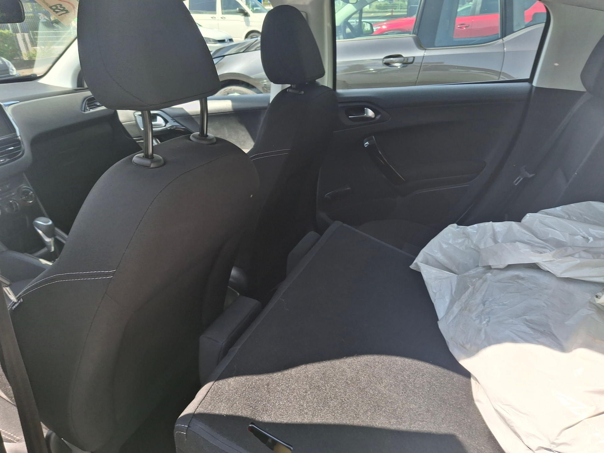 PEUGEOT 208 1.2 PureTech Style EAT6-image-11