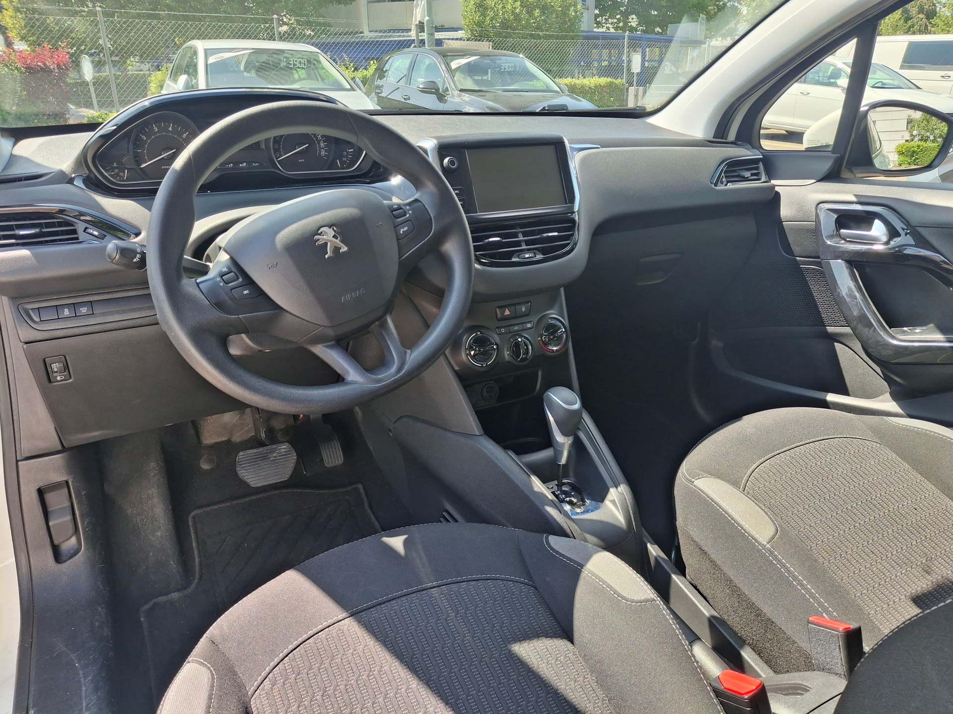 PEUGEOT 208 1.2 PureTech Style EAT6-image-12