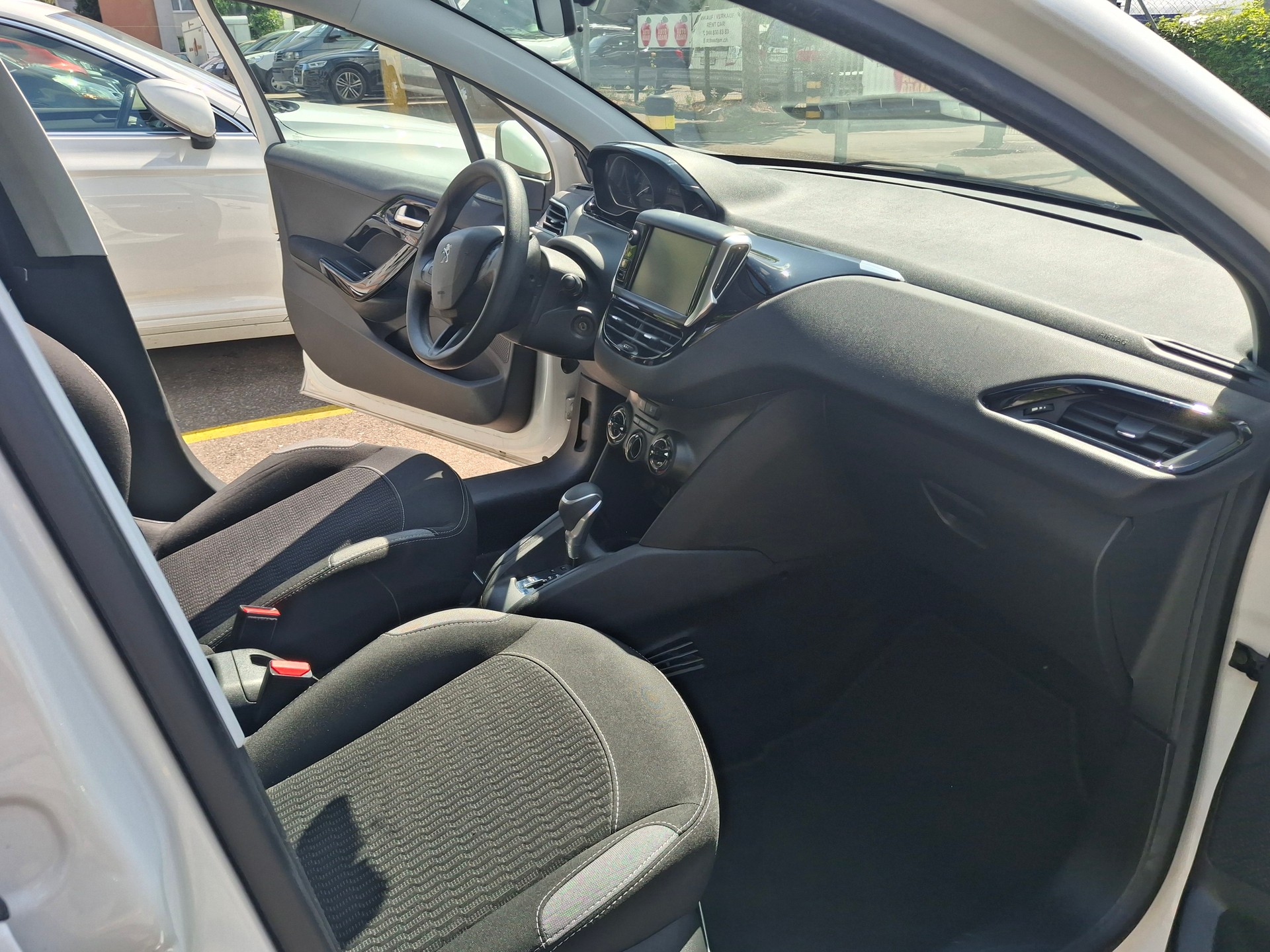 PEUGEOT 208 1.2 PureTech Style EAT6-image-9