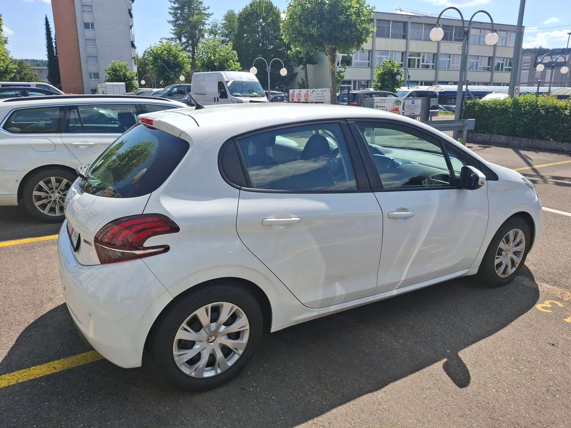 PEUGEOT 208 1.2 PureTech Style EAT6-image-8