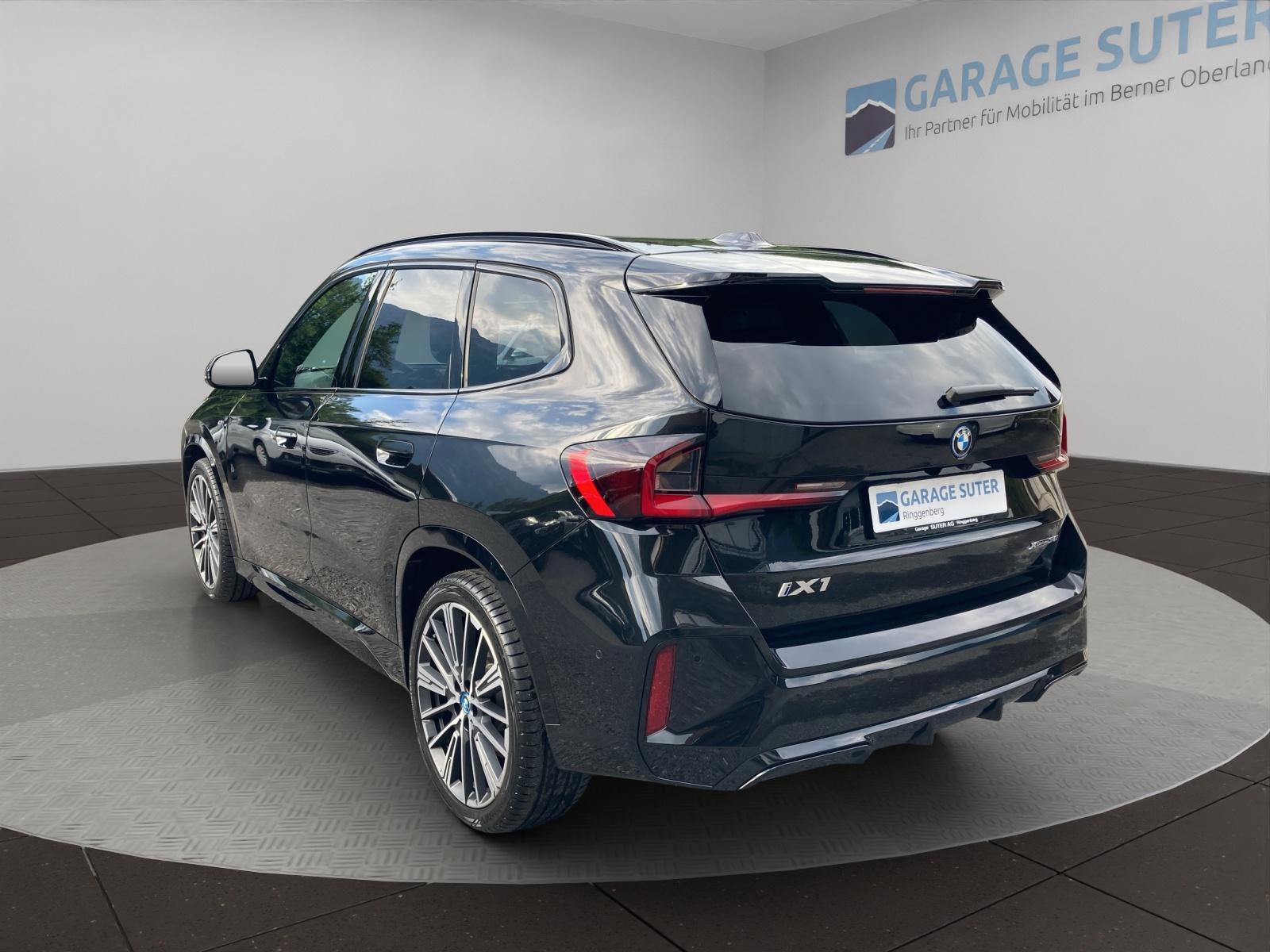 BMW iX1 30 xDrive-showroom-element-2