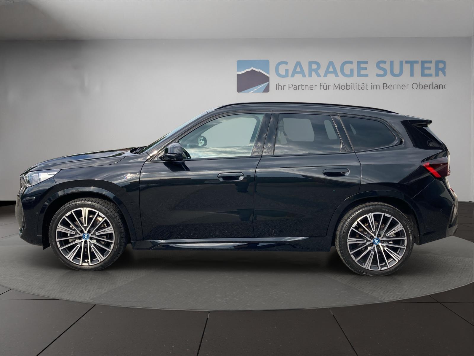BMW iX1 30 xDrive-showroom-element-1