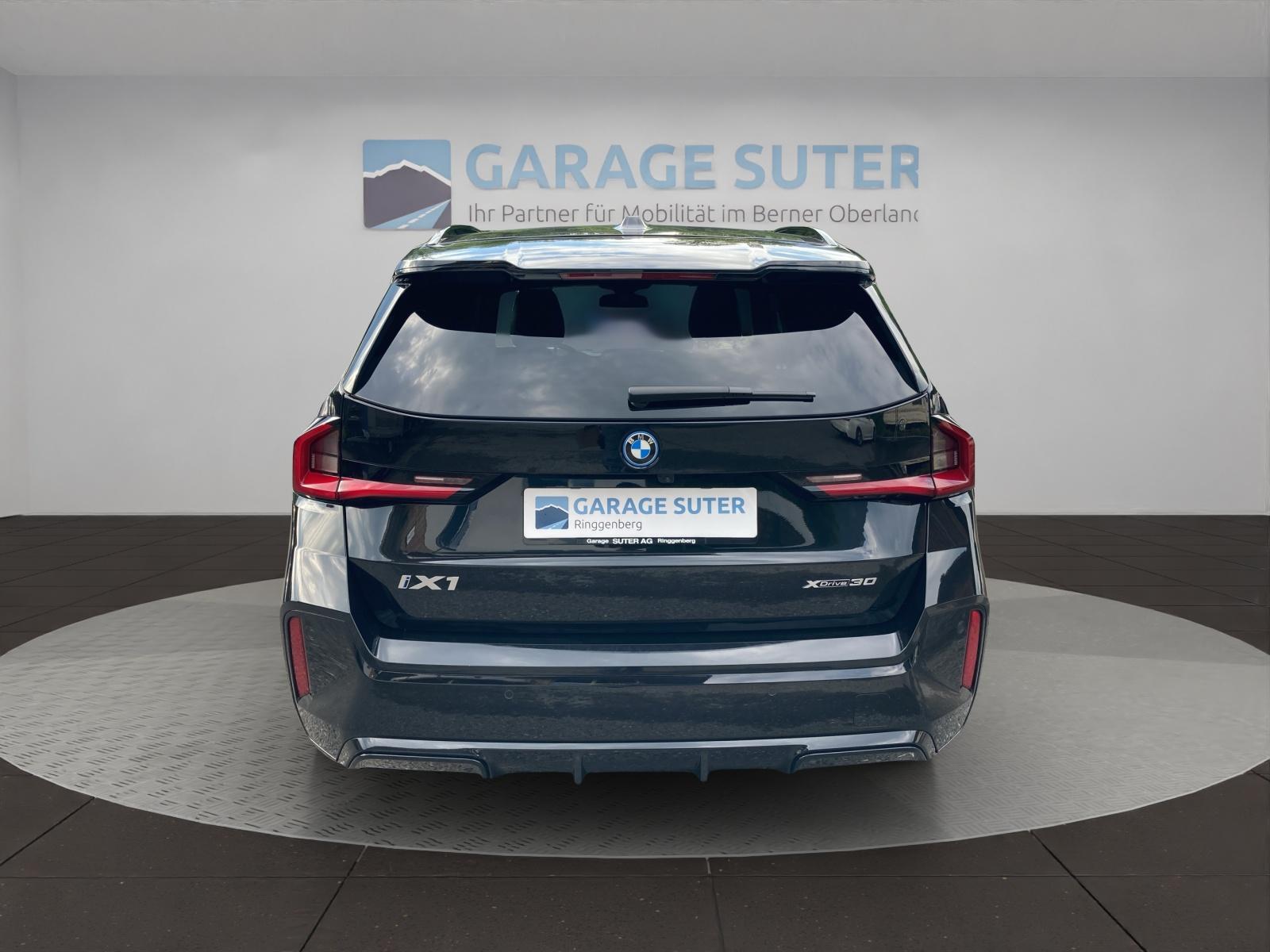 BMW iX1 30 xDrive-showroom-element-3