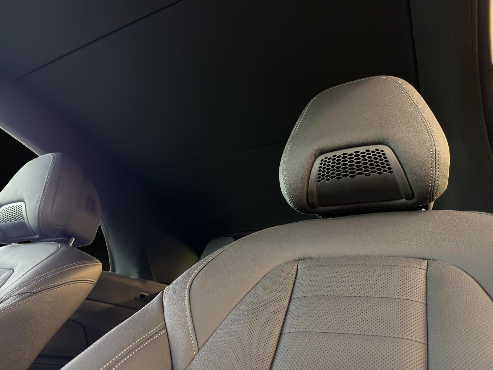 BMW M440i xDrive Cabrio-image-16