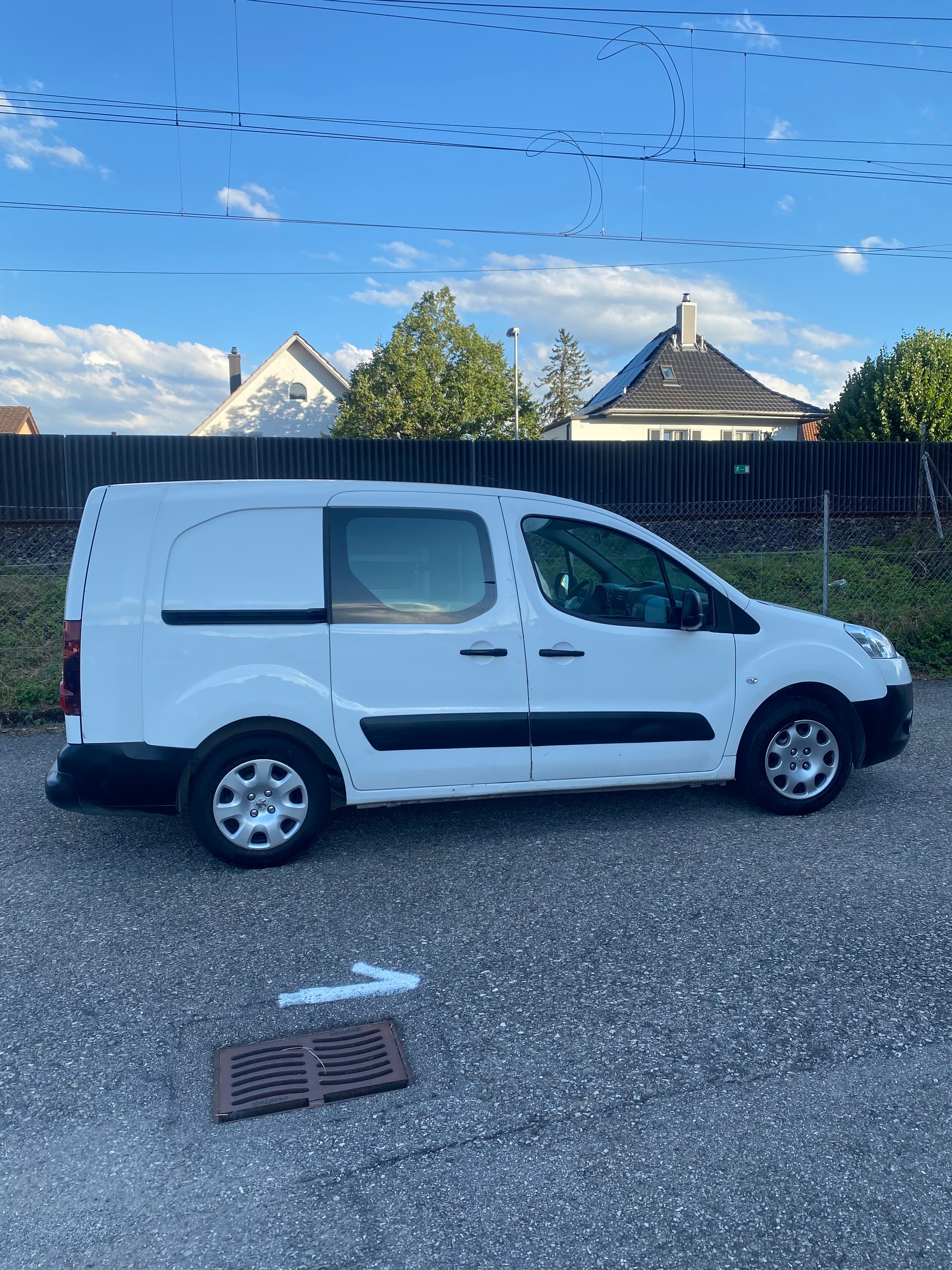 PEUGEOT Partner 1.6 e-HDI Urban Pack-image-1