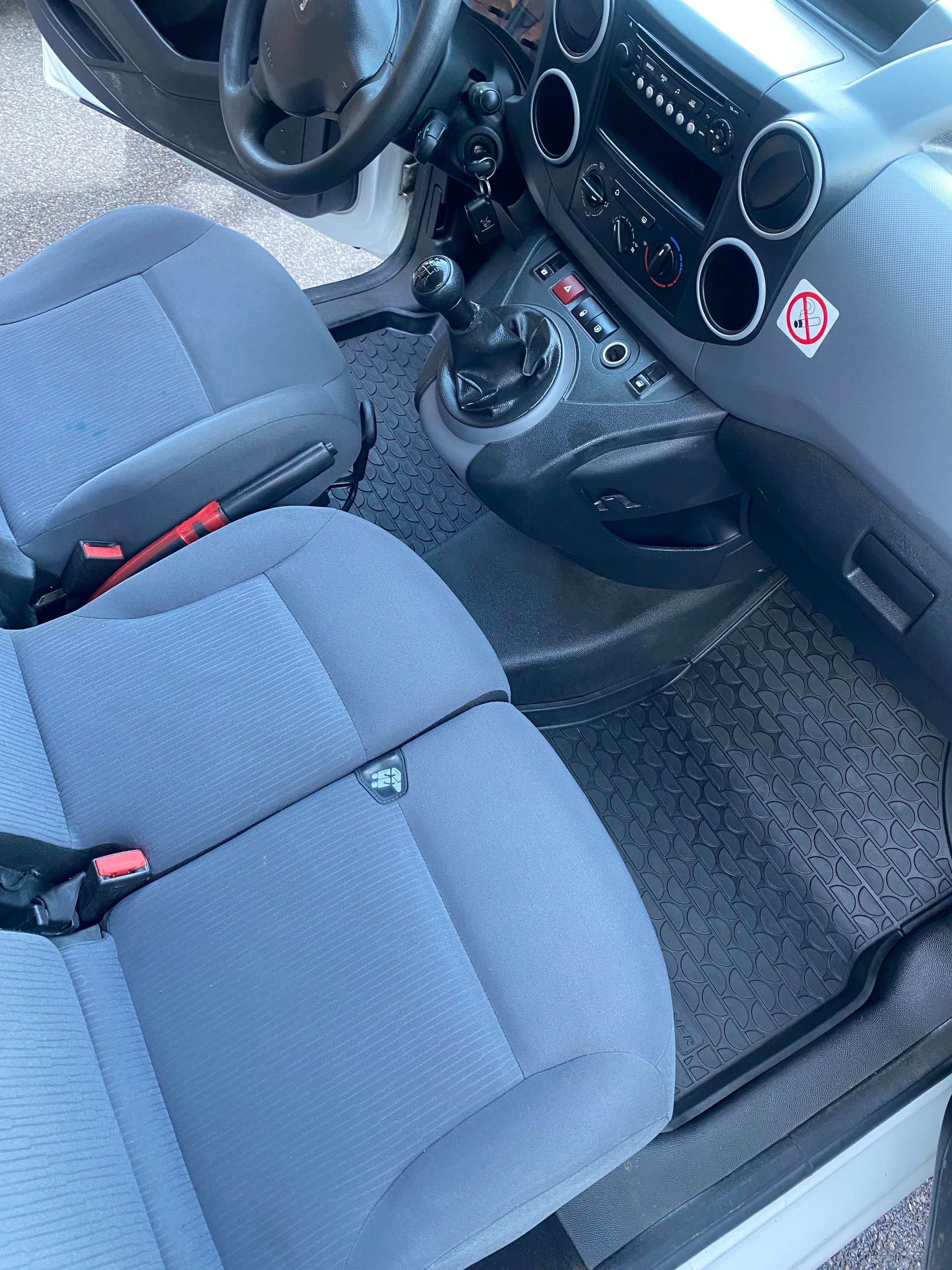 PEUGEOT Partner 1.6 e-HDI Urban Pack-image-9
