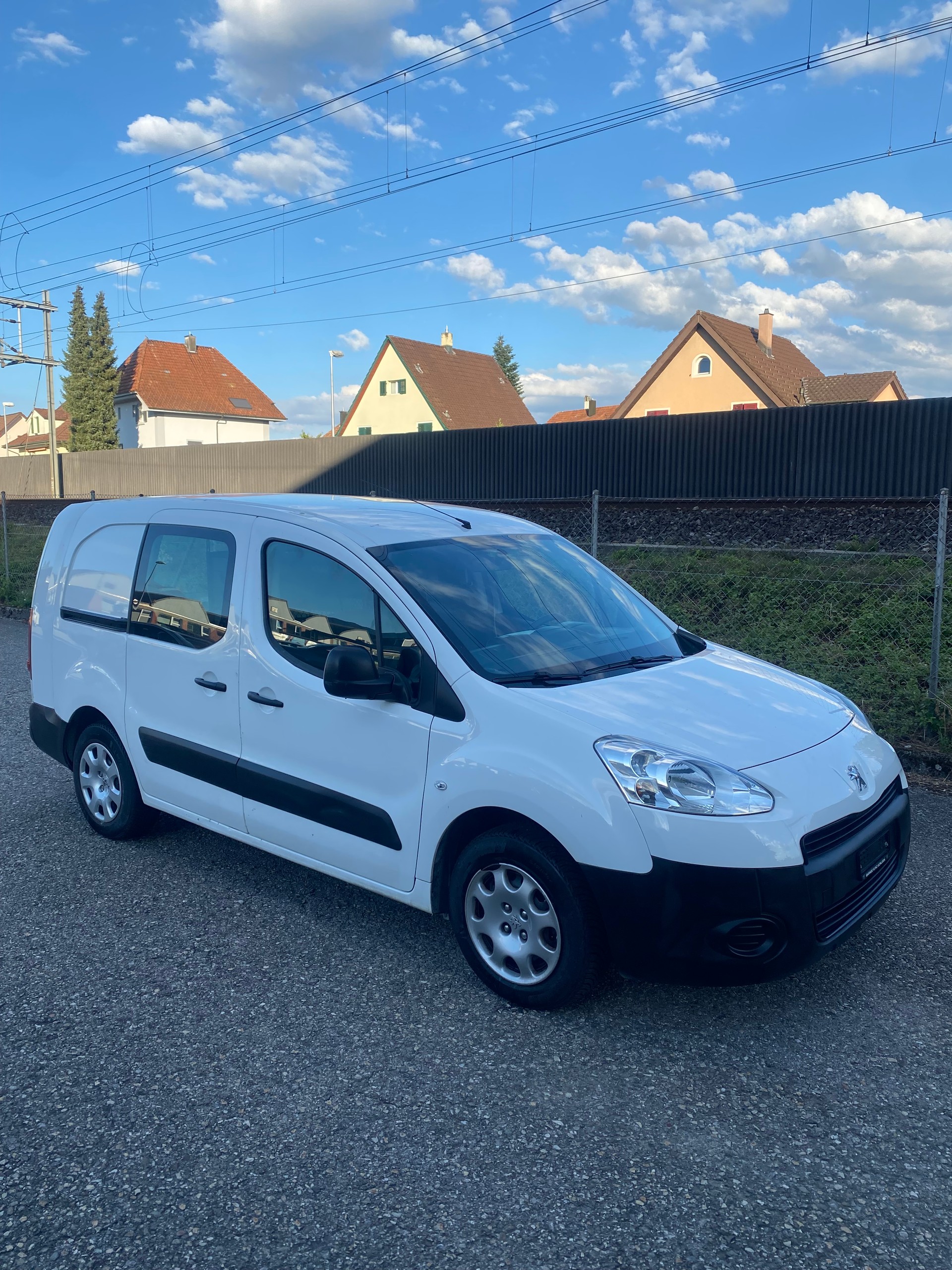 PEUGEOT Partner 1.6 e-HDI Urban Pack-image-0
