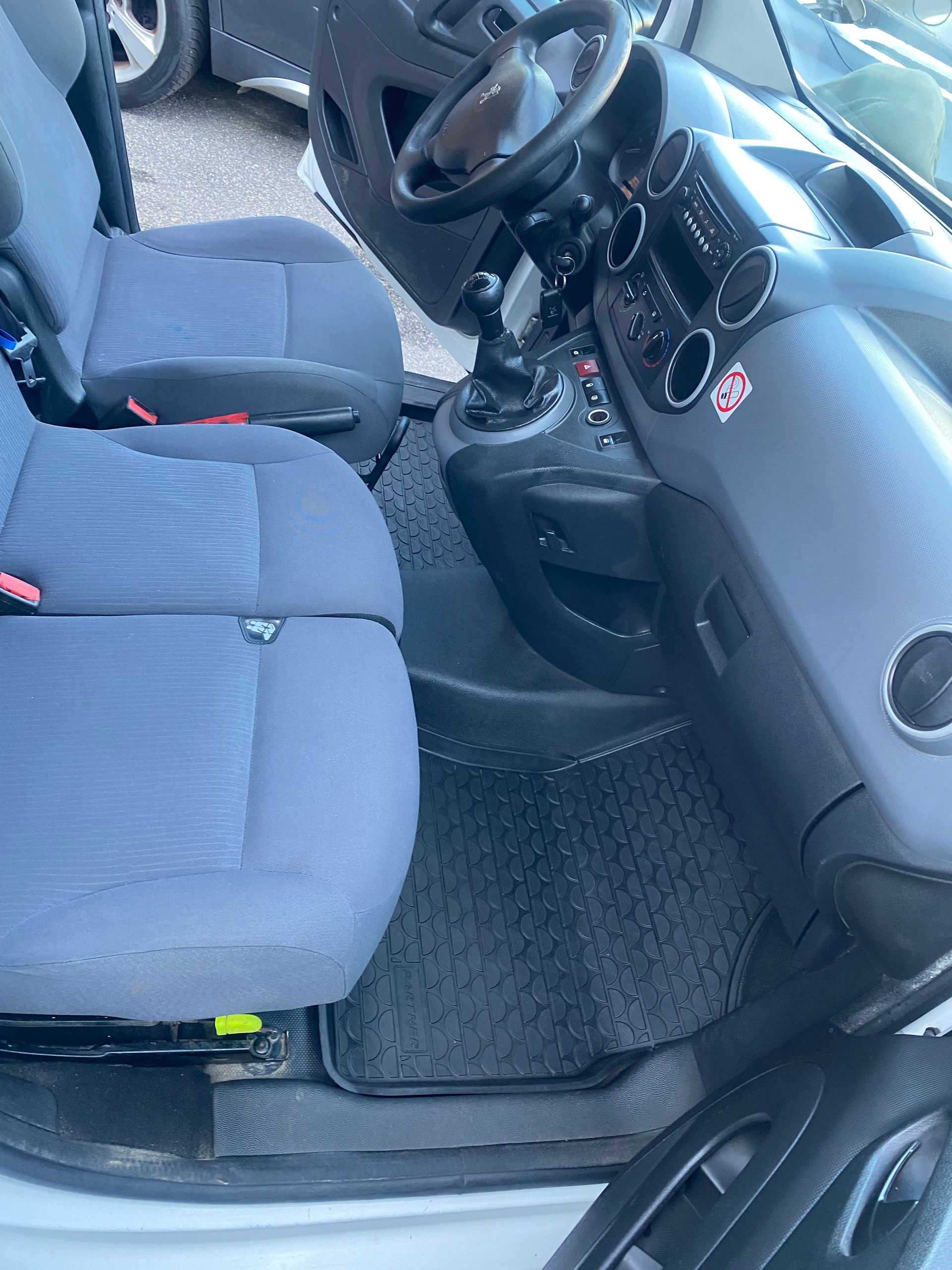 PEUGEOT Partner 1.6 e-HDI Urban Pack-image-8