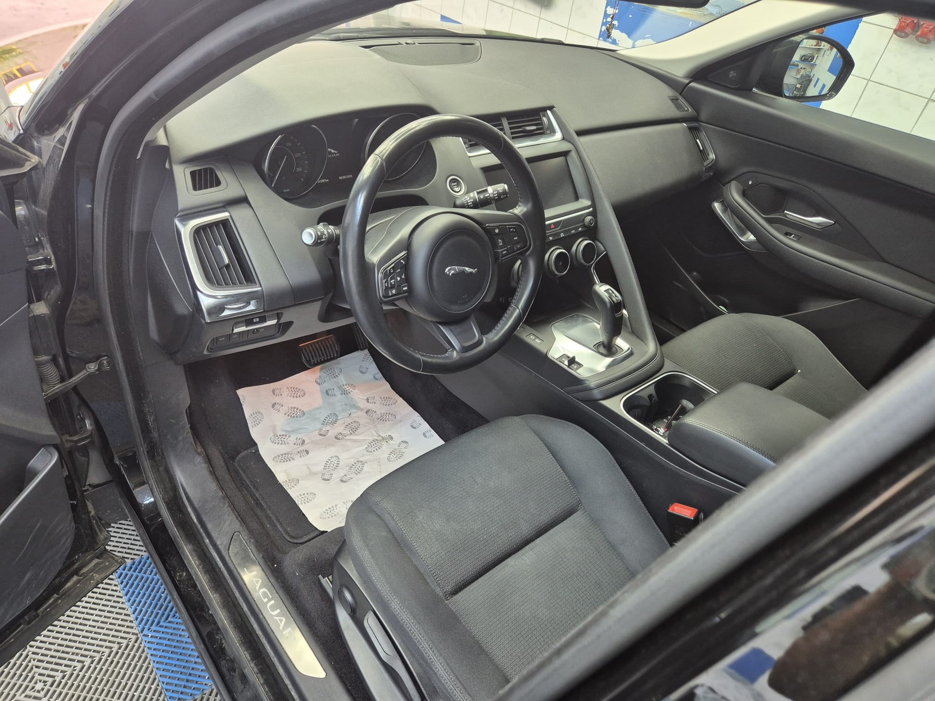 JAGUAR E-Pace 2.0 P200 SE AWD Automatik-image-9