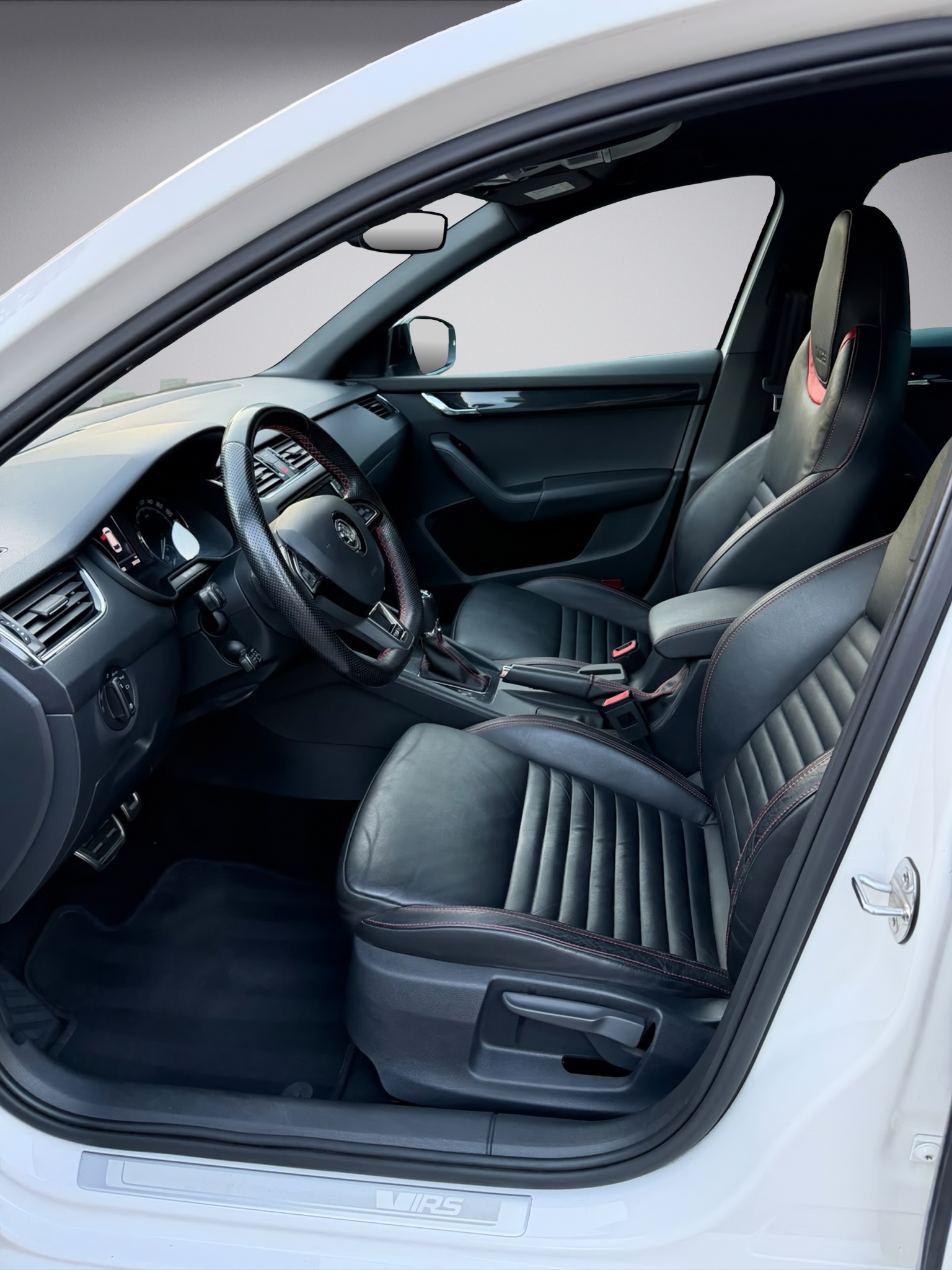 SKODA Octavia Combi 2.0 TDI RS 4x4 DSG-image-9