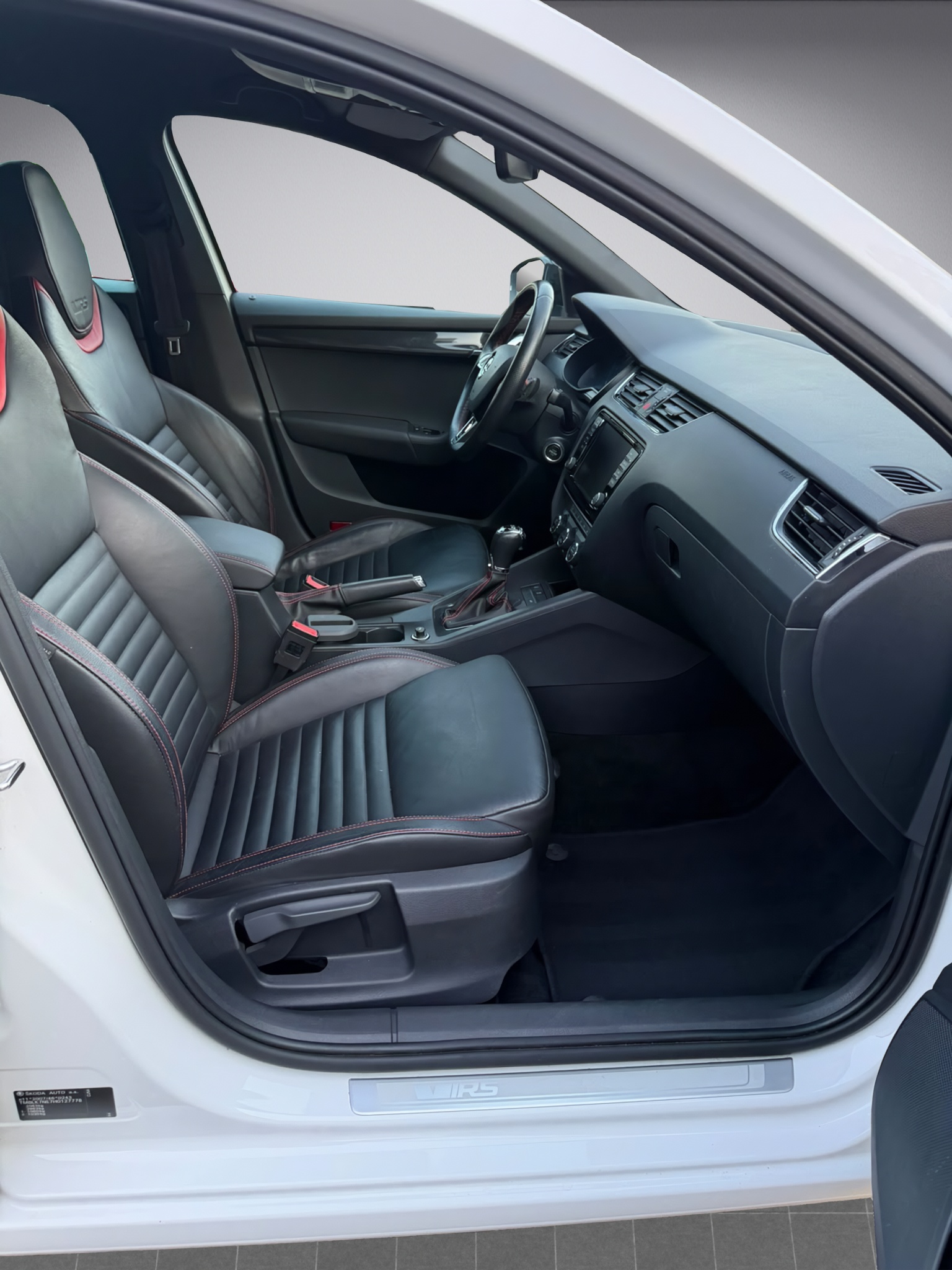 SKODA Octavia Combi 2.0 TDI RS 4x4 DSG-image-13