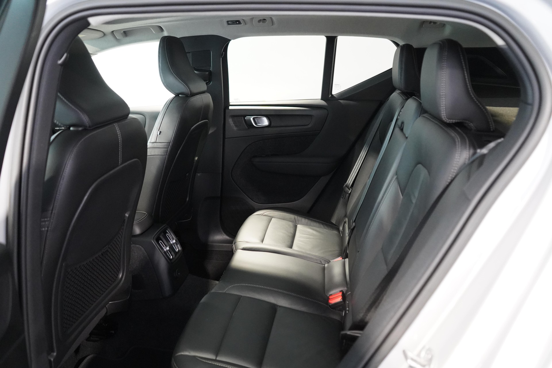VOLVO XC40 1.5 T5 PiH Ultimate Dark-image-18