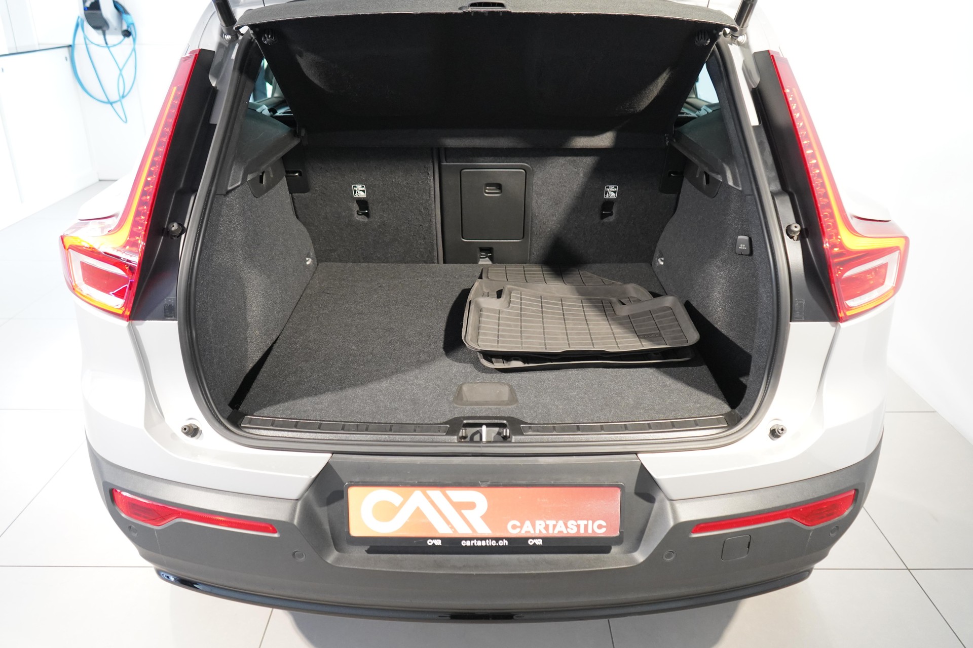 VOLVO XC40 1.5 T5 PiH Ultimate Dark-image-4