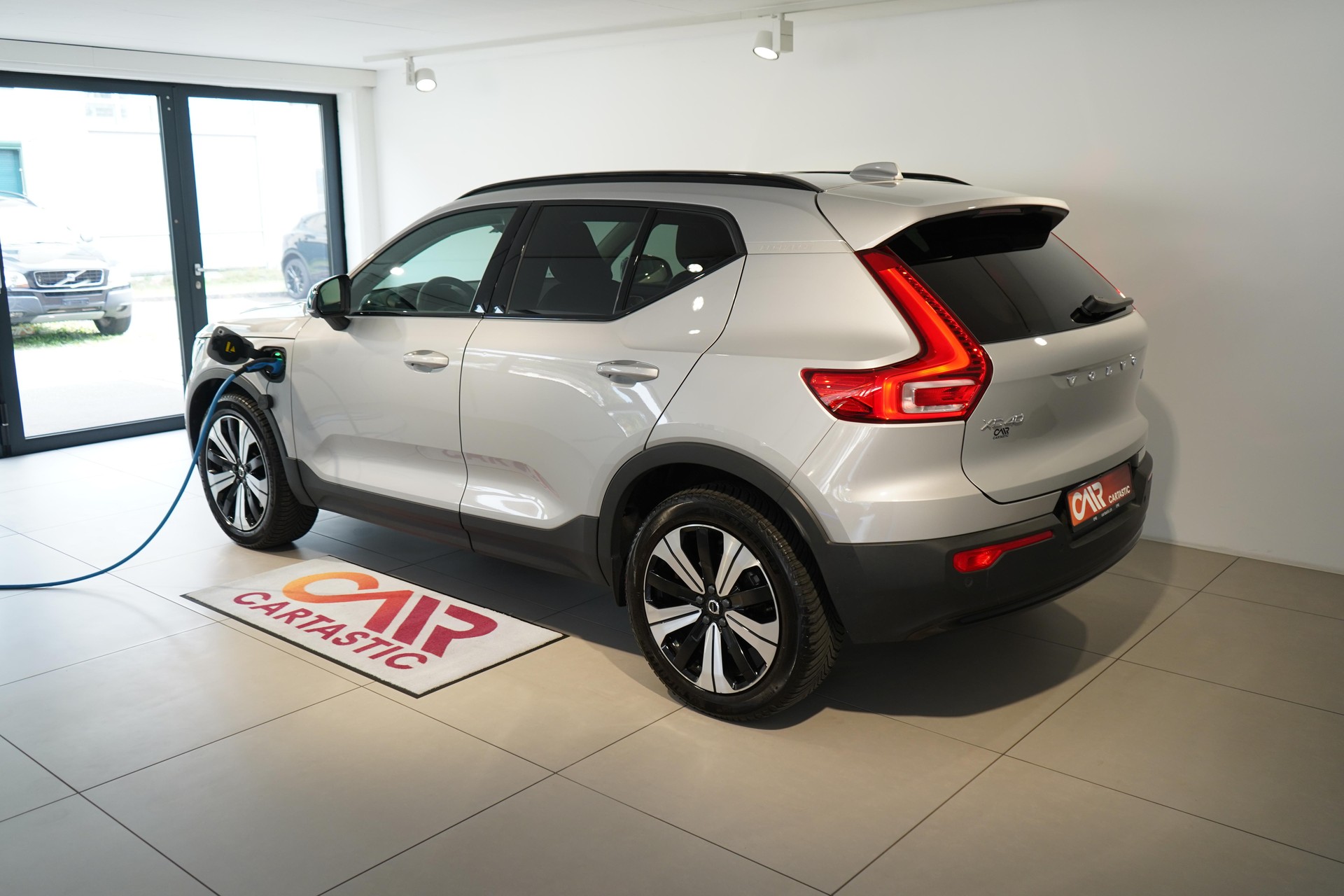 VOLVO XC40 1.5 T5 PiH Ultimate Dark-image-2