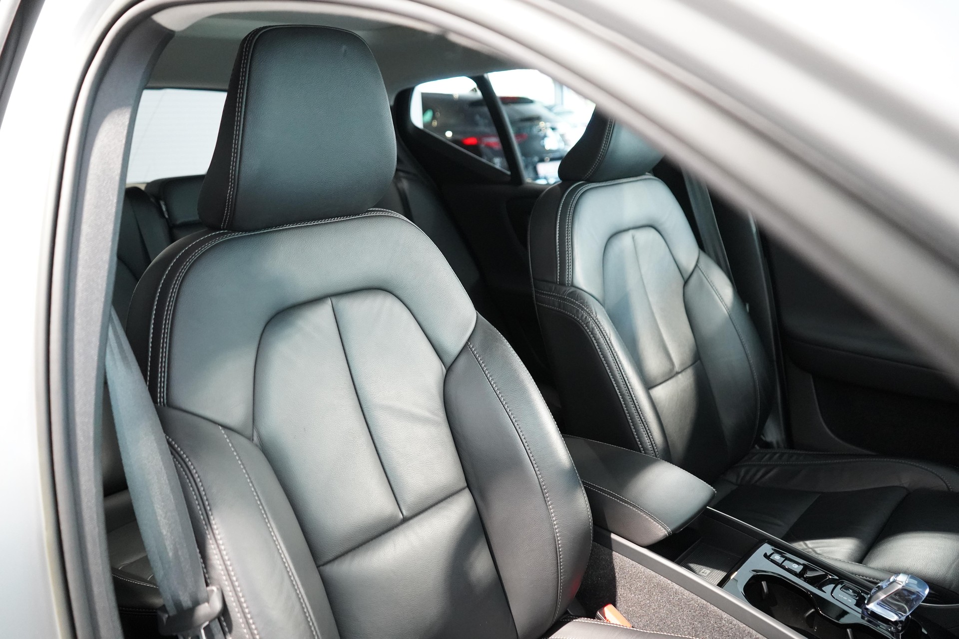 VOLVO XC40 1.5 T5 PiH Ultimate Dark-image-6