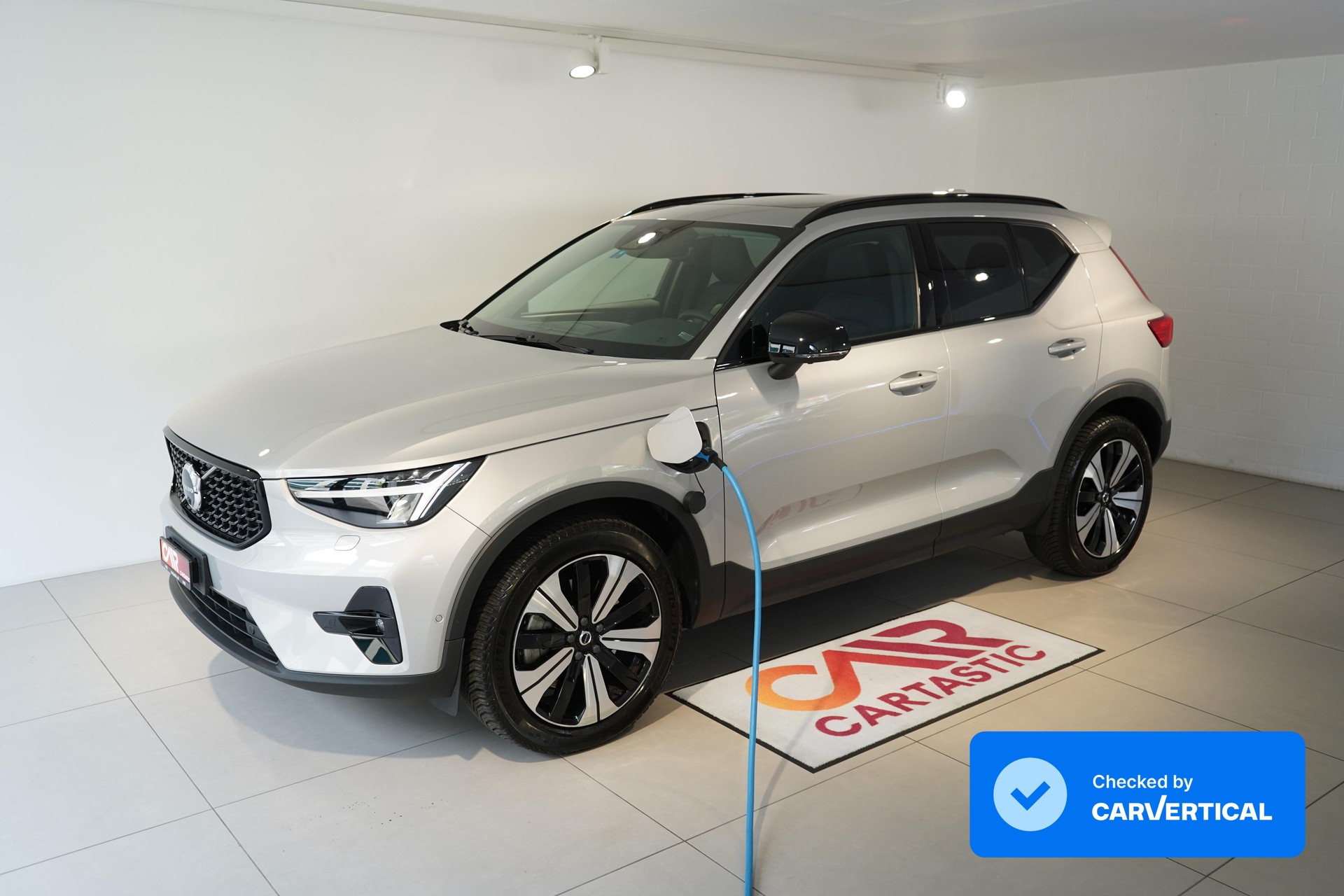 VOLVO XC40 1.5 T5 PiH Ultimate Dark-image-0