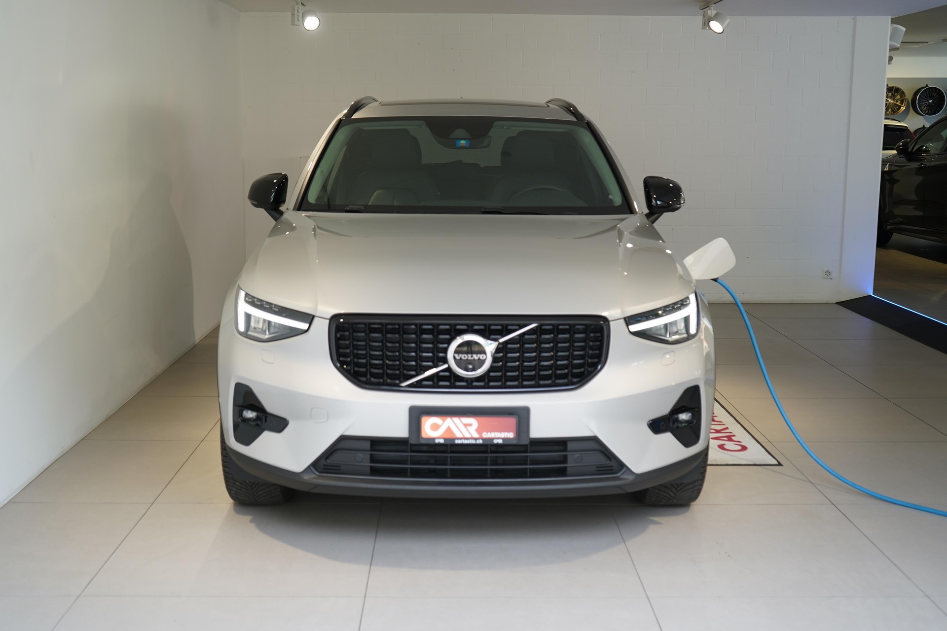VOLVO XC40 1.5 T5 PiH Ultimate Dark-image-1