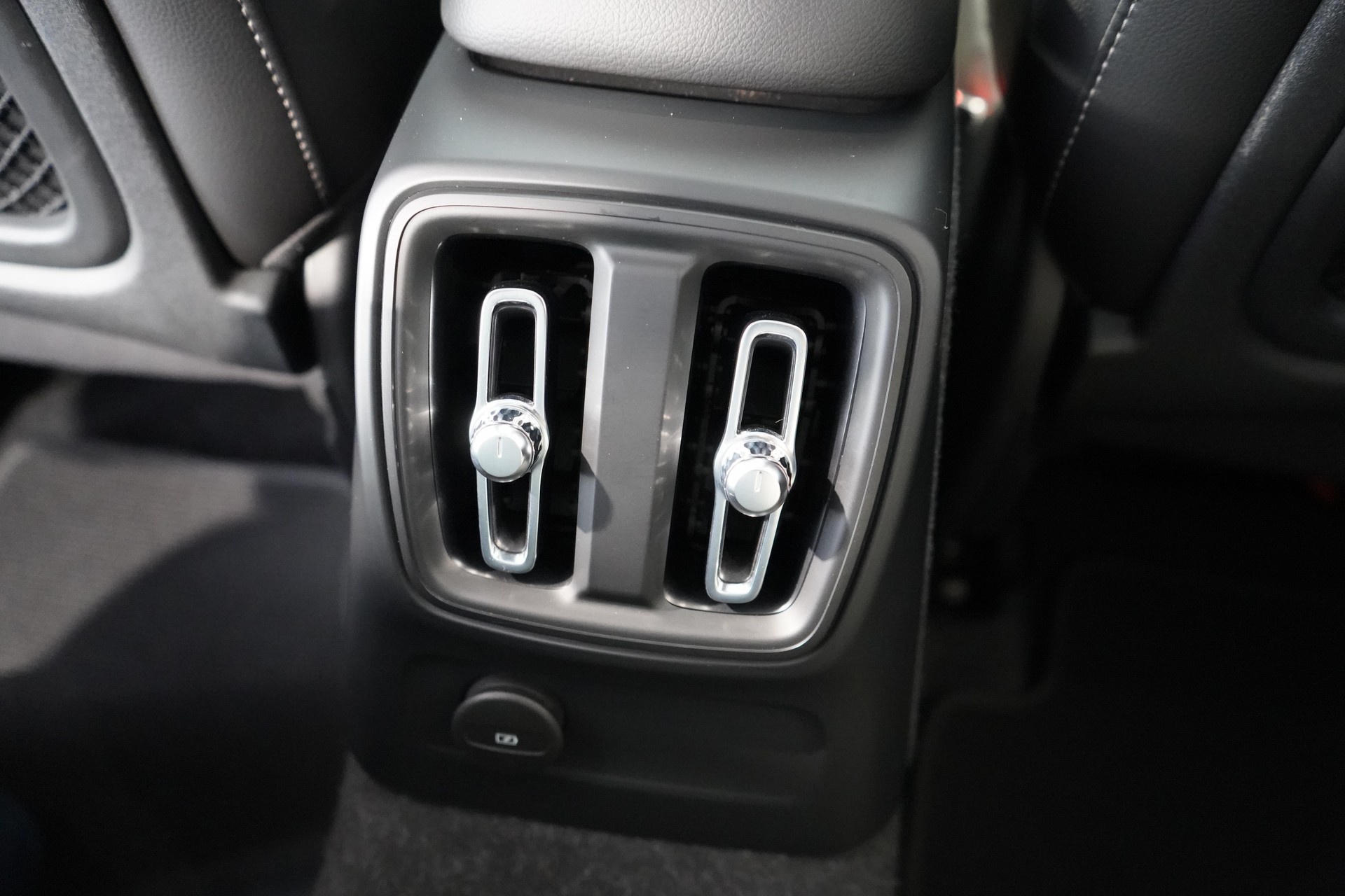 VOLVO XC40 1.5 T5 PiH Ultimate Dark-image-17