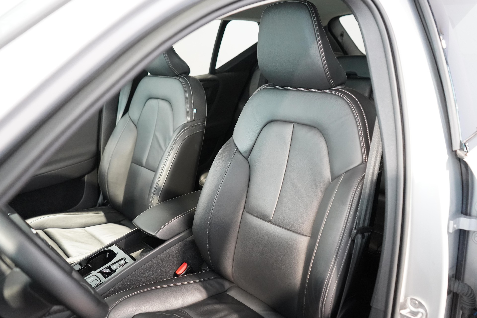 VOLVO XC40 1.5 T5 PiH Ultimate Dark-image-5
