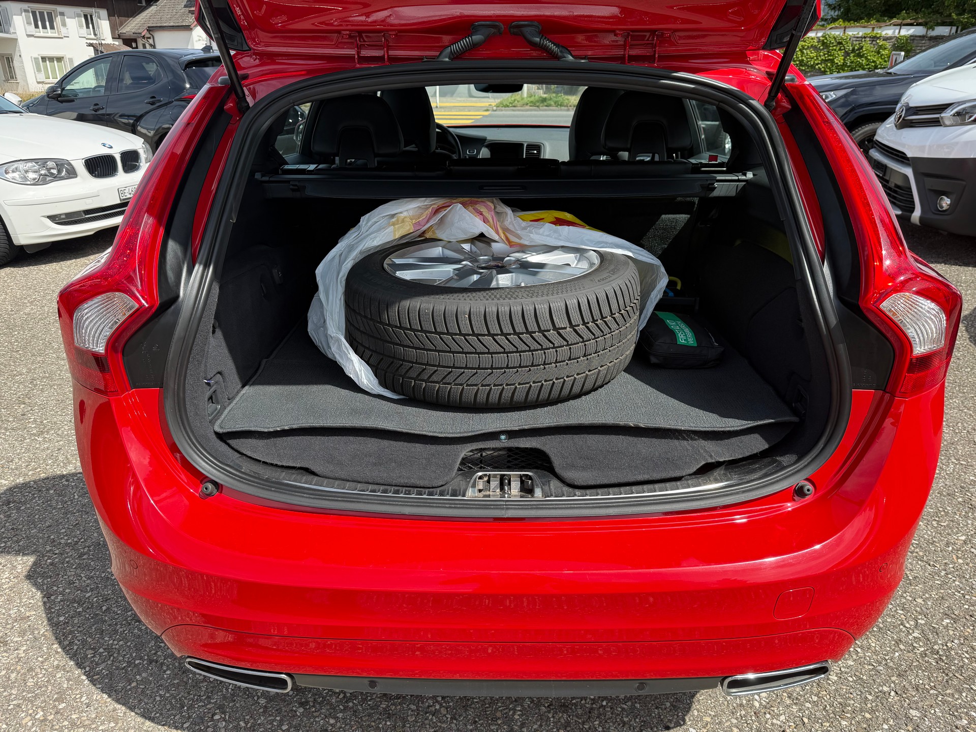 VOLVO V60 D6 AWD Plug-in Hybrid Summum Geartronic-image-14