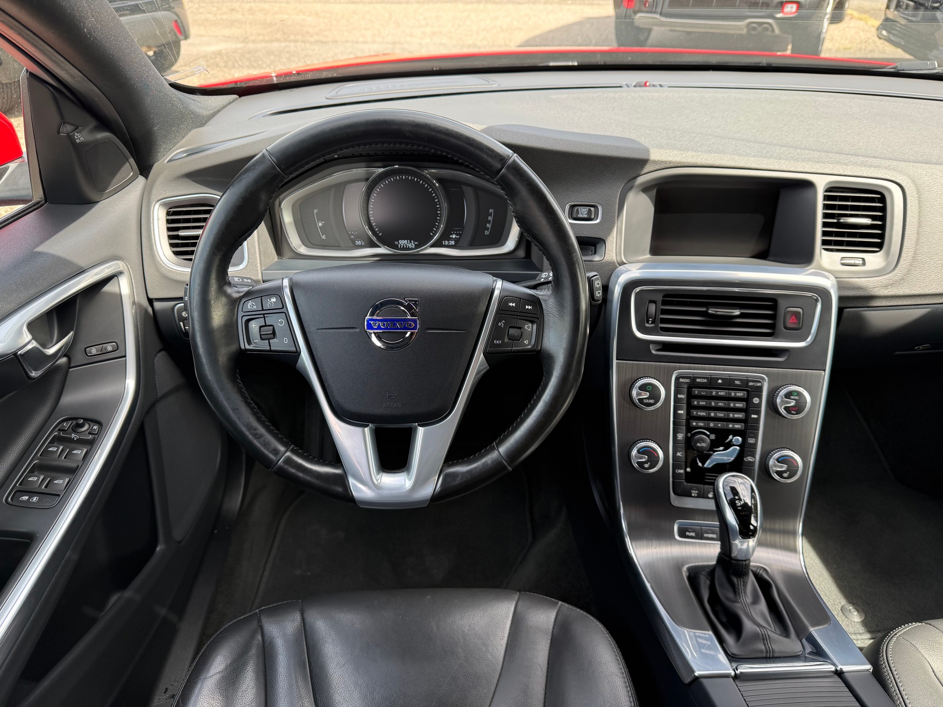 VOLVO V60 D6 AWD Plug-in Hybrid Summum Geartronic-image-12