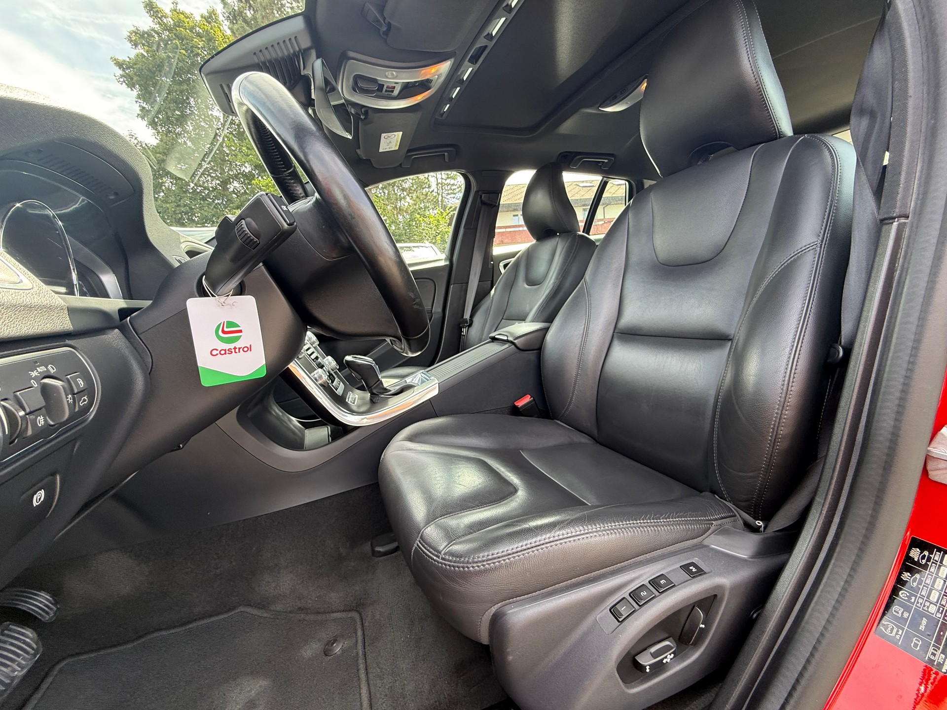 VOLVO V60 D6 AWD Plug-in Hybrid Summum Geartronic-image-9