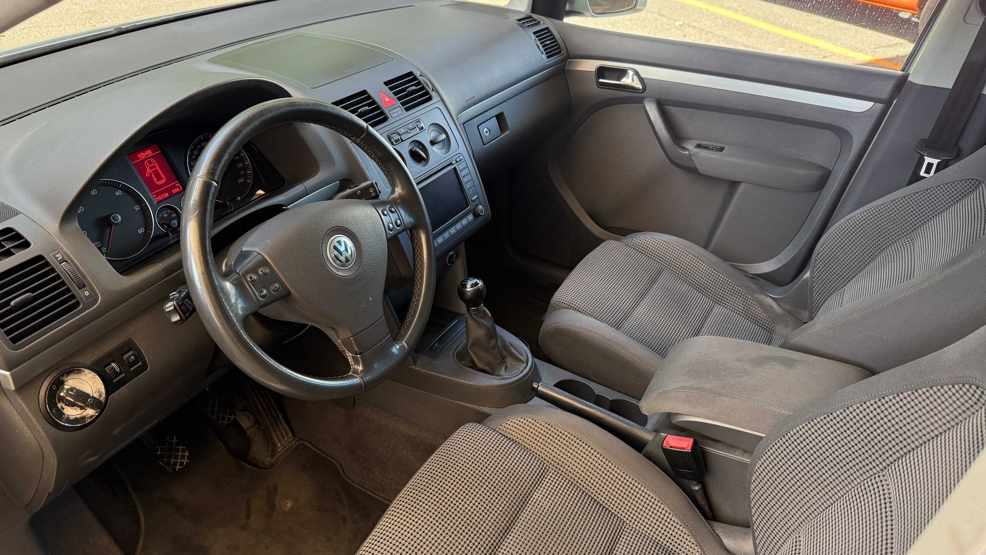 VW Touran 2.0 TDI Highline-image-4