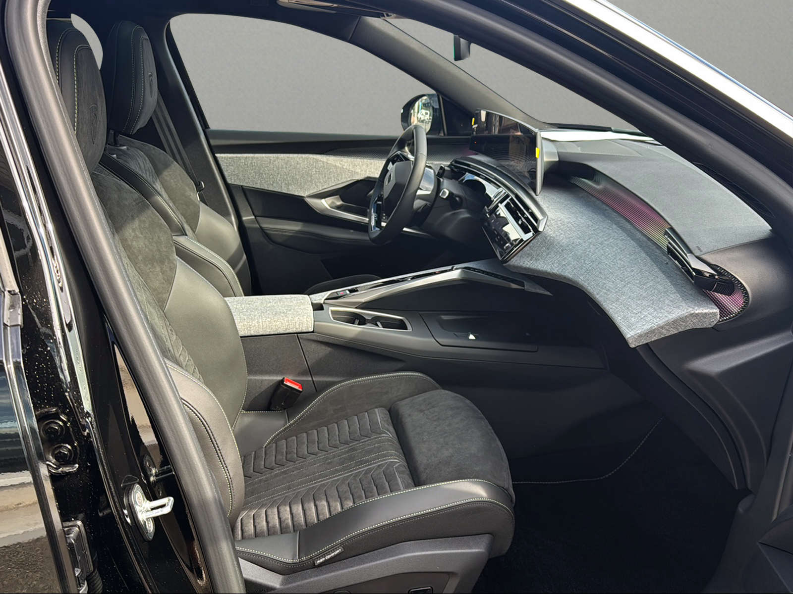 PEUGEOT 5008 195 Plug-in Hybrid e-DCS7 GT Exclusive-image-14