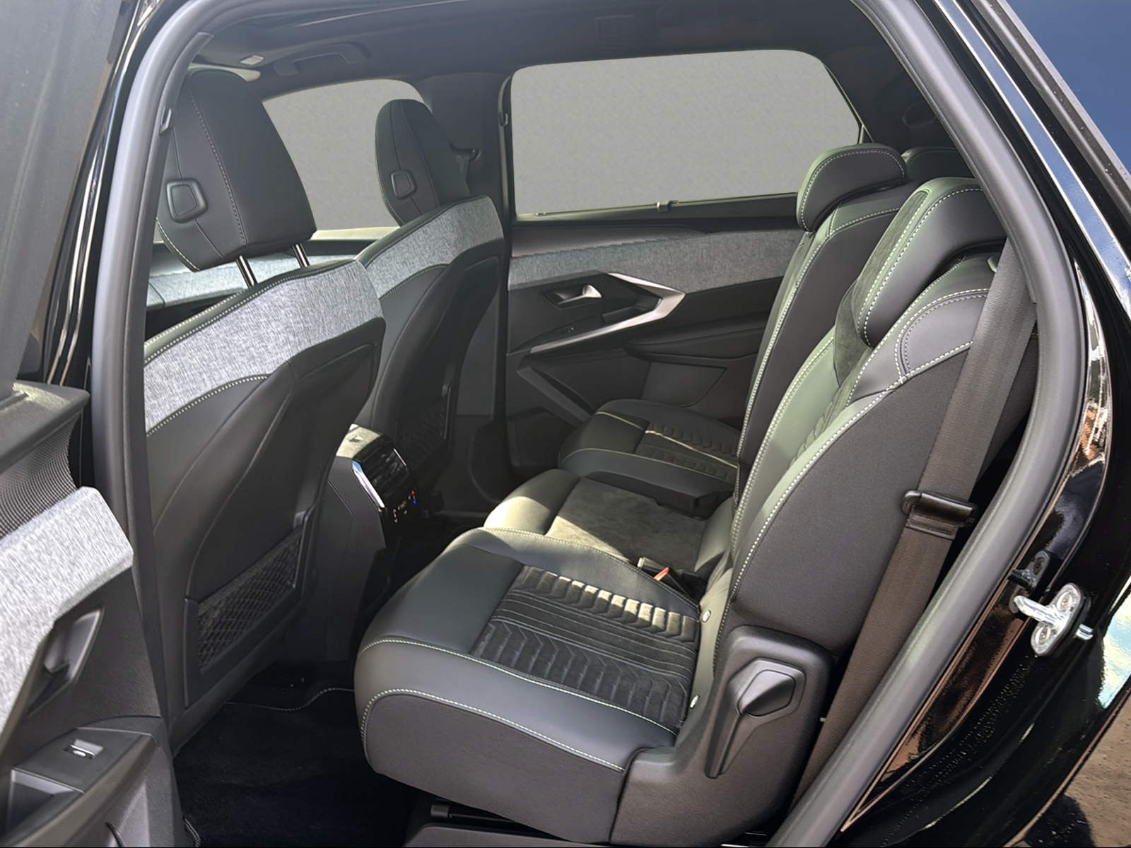 PEUGEOT 5008 195 Plug-in Hybrid e-DCS7 GT Exclusive-image-7