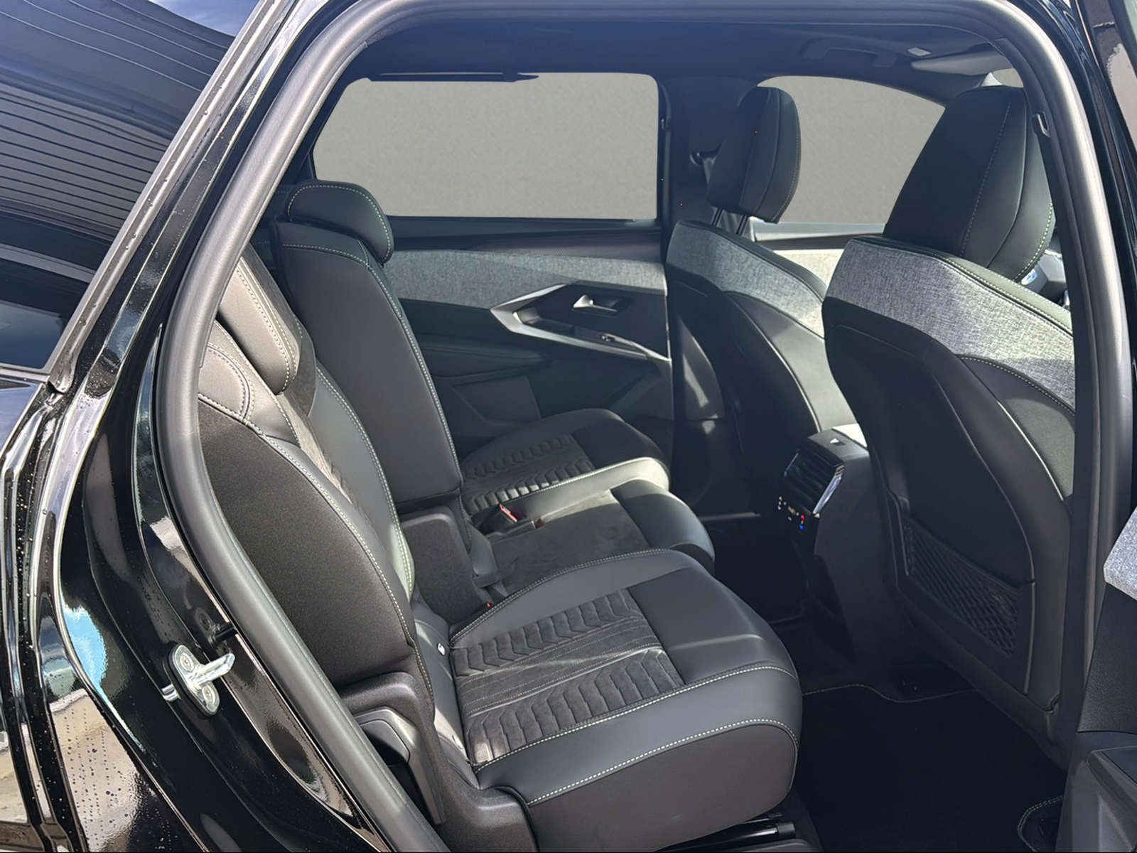 PEUGEOT 5008 195 Plug-in Hybrid e-DCS7 GT Exclusive-image-13