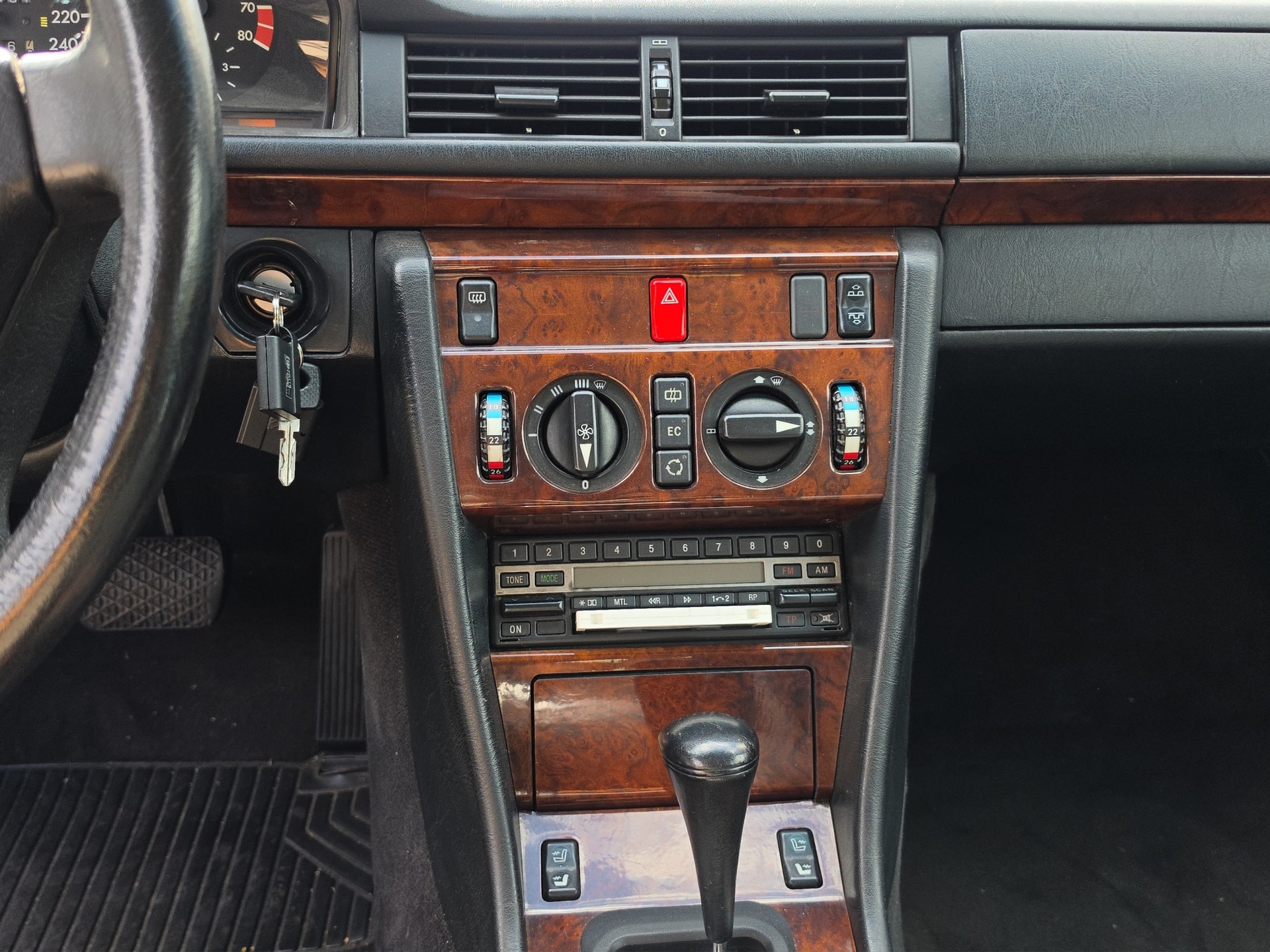 MERCEDES-BENZ 300 CE-24 Cabrio-image-11