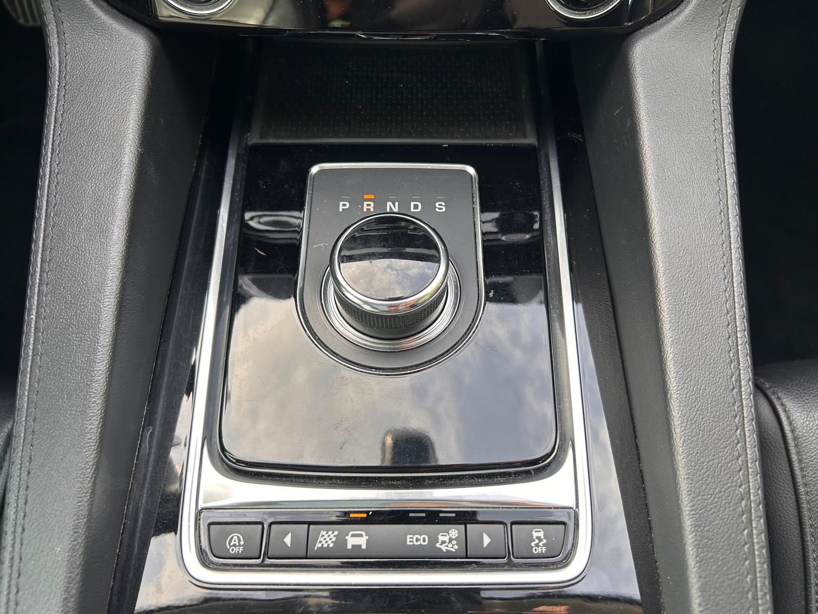 JAGUAR F-Pace 25t 2.0 R-Sport AWD Automatik-image-24