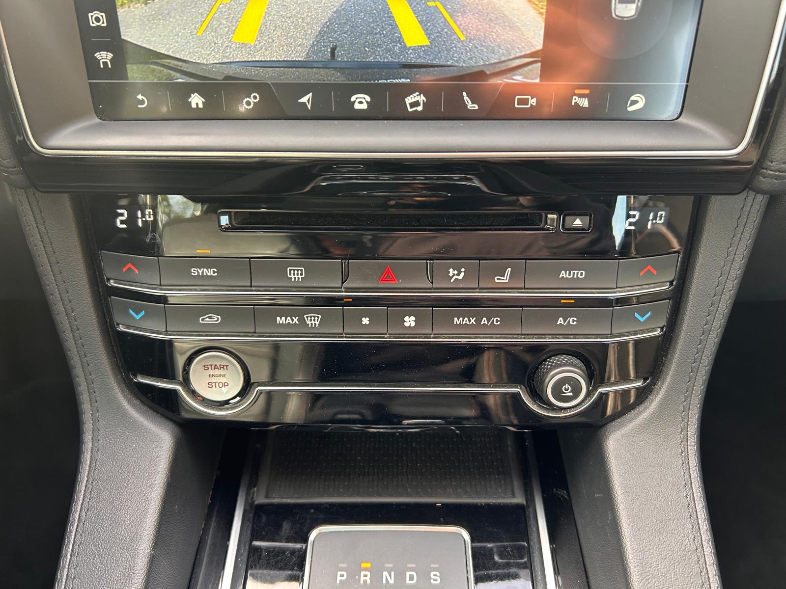 JAGUAR F-Pace 25t 2.0 R-Sport AWD Automatik-image-25