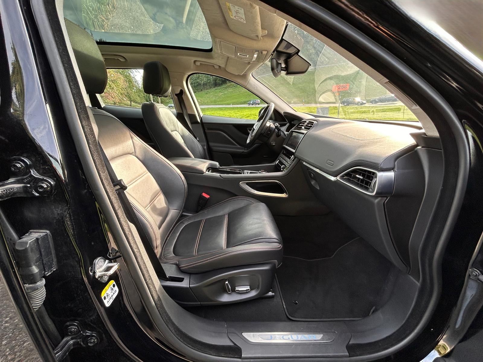 JAGUAR F-Pace 25t 2.0 R-Sport AWD Automatik-image-11