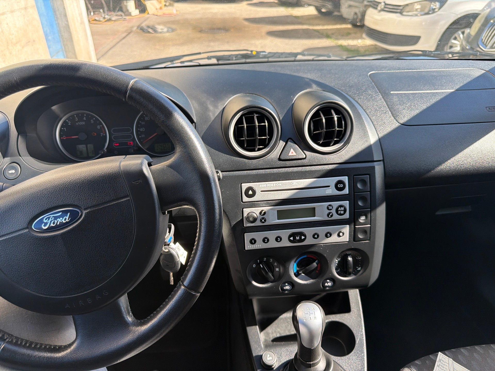 FORD Fiesta 1.4 16V Ghia-image-5