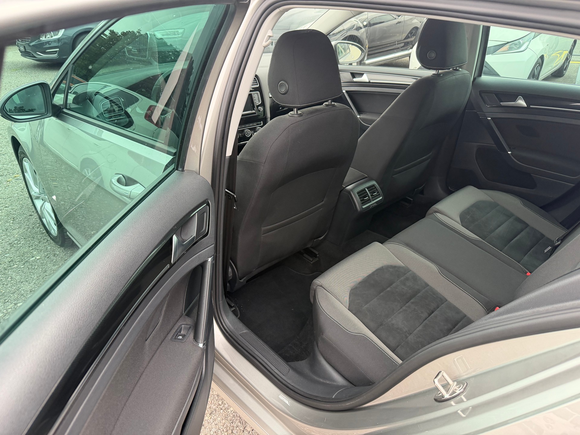 VW Golf 1.4 TSI Edition 40-image-9