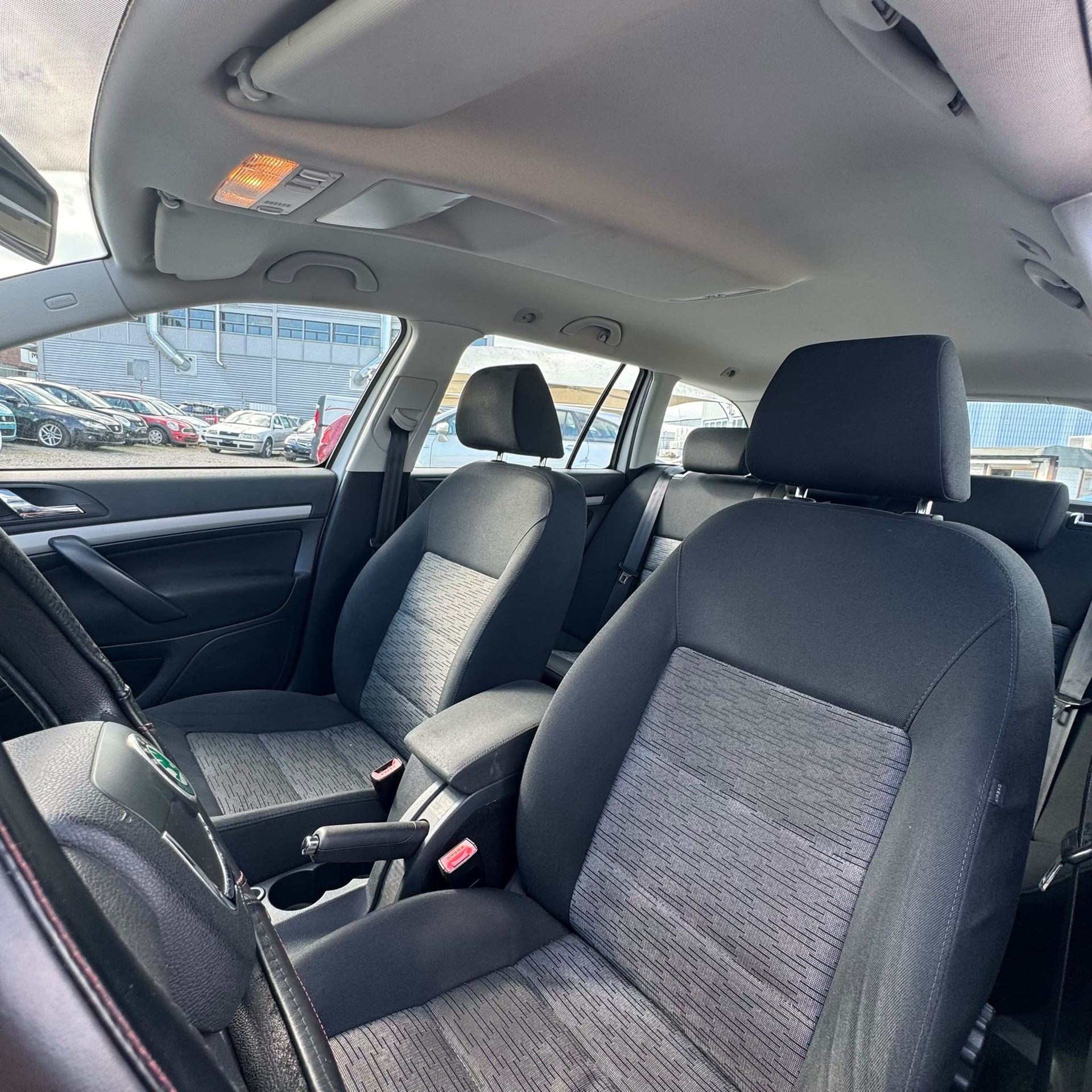 SKODA Octavia Combi 1.6 TDI Ambition 4x4-image-11