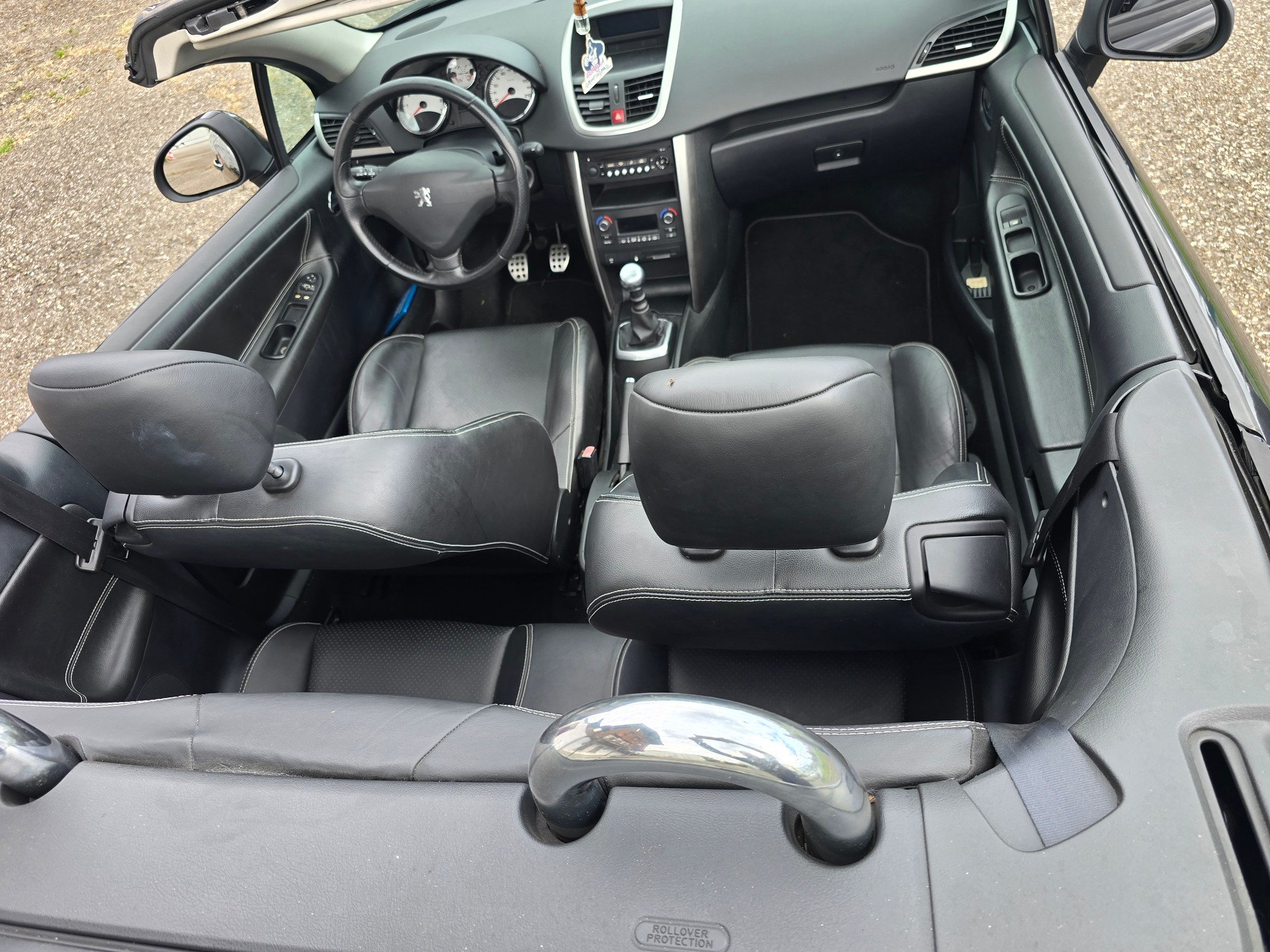 PEUGEOT 207 CC 1.6 16V Turbo Swiss Edition-image-3
