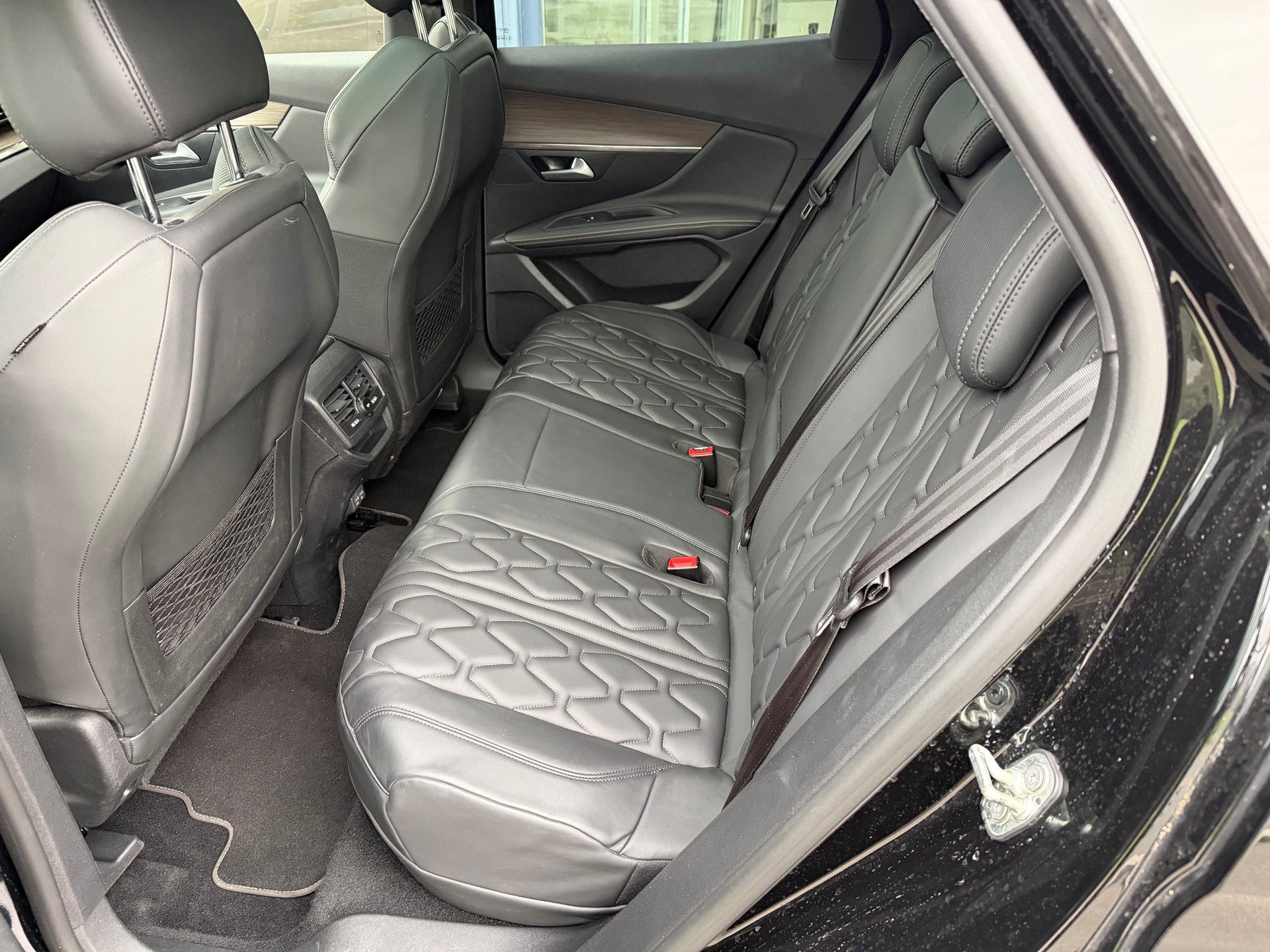 PEUGEOT 3008 300e Hybrid4 GT EAT8-image-4