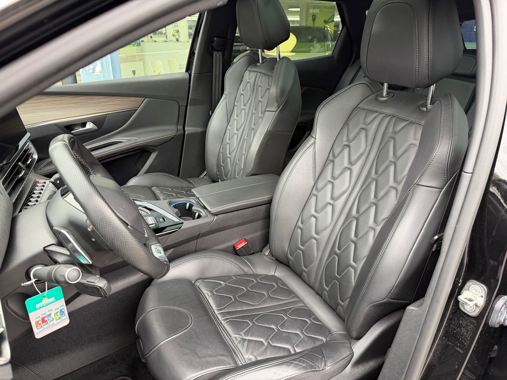 PEUGEOT 3008 300e Hybrid4 GT EAT8-image-5