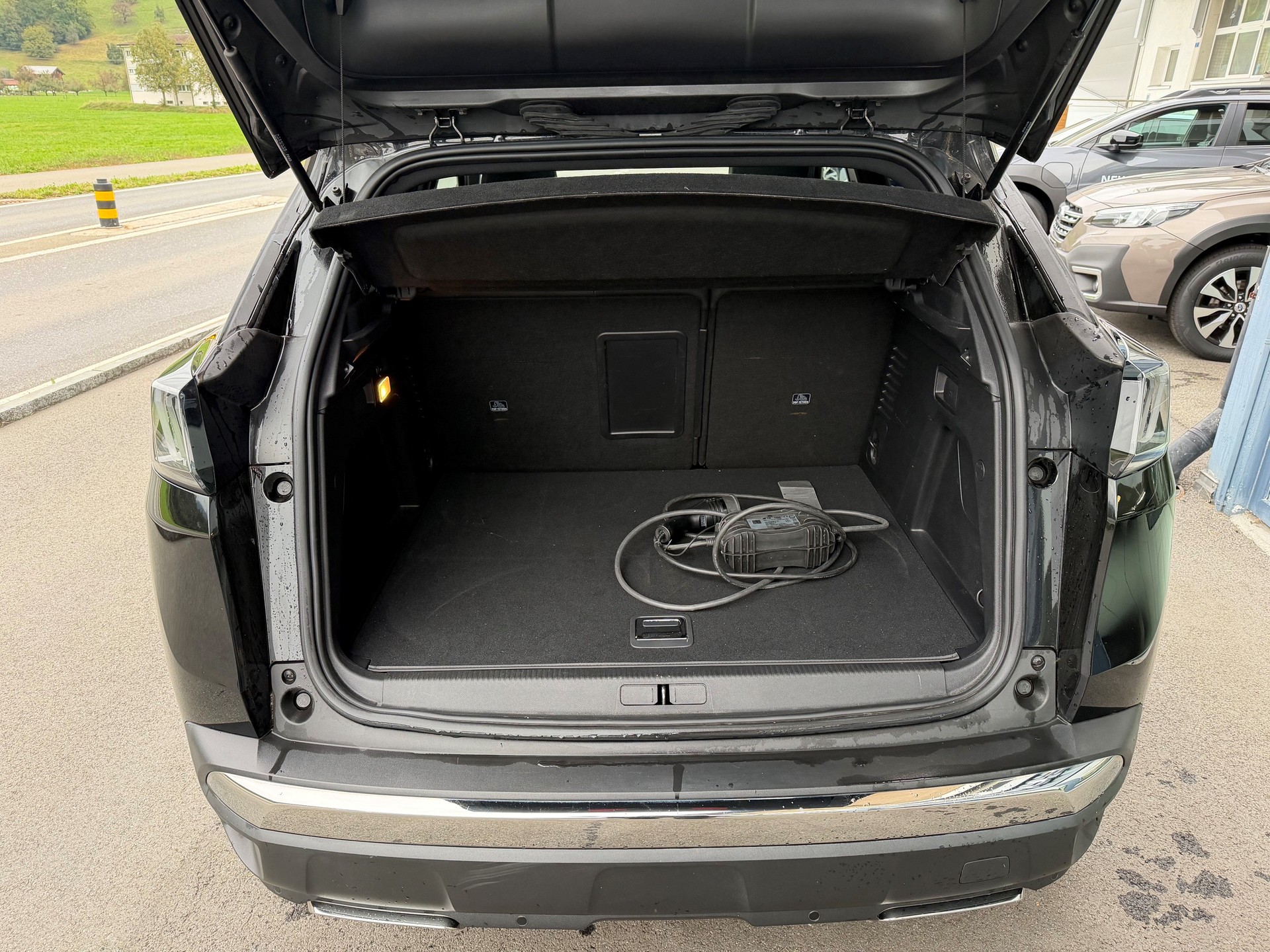 PEUGEOT 3008 300e Hybrid4 GT EAT8-image-8